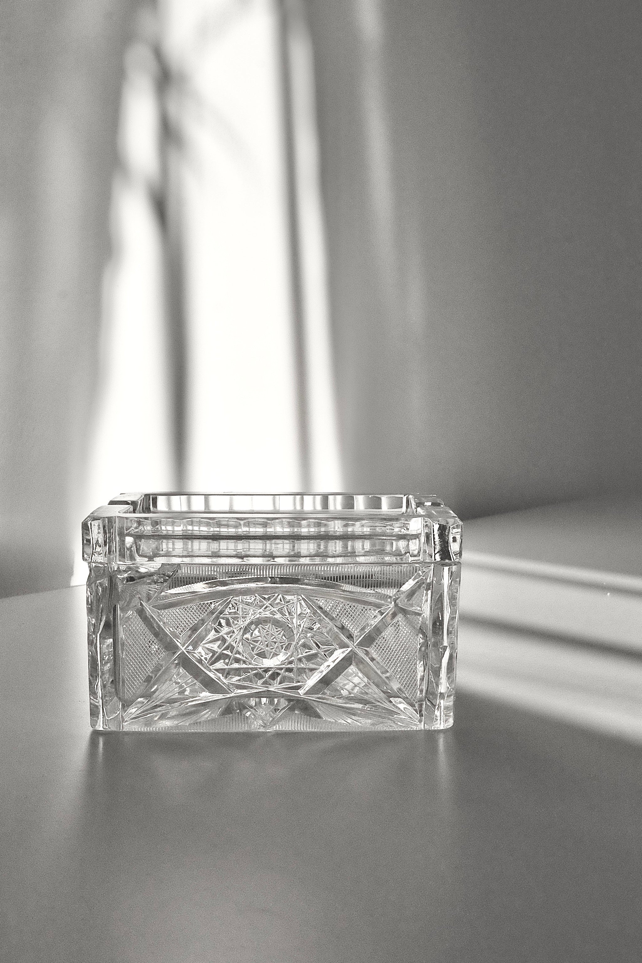 צנצנת אחסון או קופסה מלבנית וינטג׳ קריסטל צ'כי בוהמיה מעוטרת ליטוש בעבודת יד, קופסה עם מכסה מעוצבת עשויה קריסטל צ'כי יוקרתי מעוטרת ליטוש בעבודת יד, צנצנת יפה גם כפריט נוי דקורטיבי לבית או קערה לתכשיטים, קופסת קריסטל צ'כי בוהמיה עבודת יד, פריט נדיר לאוהבי קפה בסטייל ופרטי מטבח מיוחדים למי שאוהב כלי וינטג׳ יוקרטים. כלי הגשה אספנות,כלי מטבח ישנים,כלי בית וינטאג',פריטי וינטאג למטבח,כלי אוכל וינטג',כלי אוכל פורצלן,כלי פורצלן אונליין, חנות כלי בית וינטג' אונליין ,אקססוריז לבית מעוצבים בסגנון וינטג',עיצוב וינטג' ל