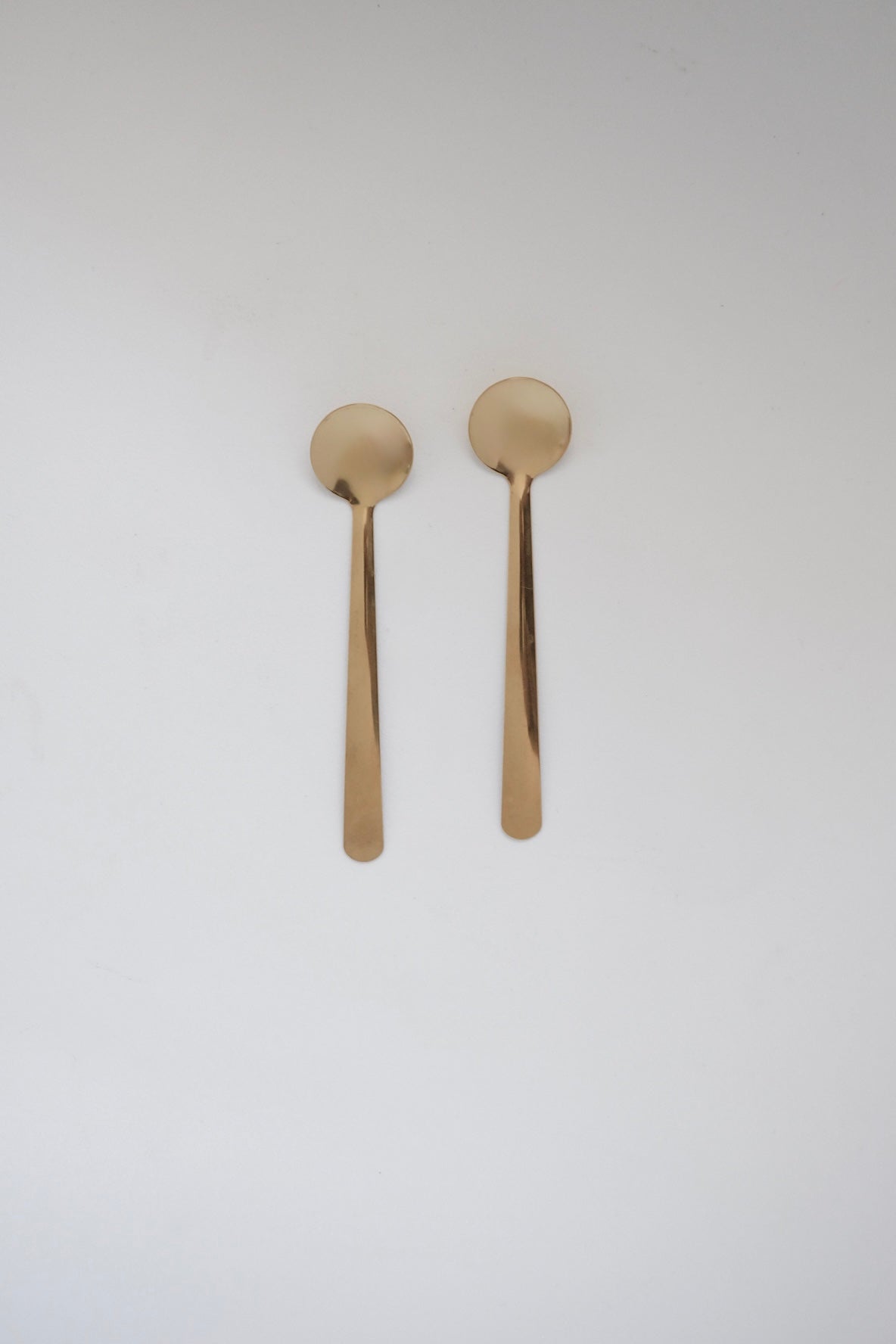 סט של 2 כפיות קפה וינטג' מנירוסטה מצופות זהב. מתאימות להגשת קינוח באירוח חגיגי או שימוש יומיומי לאוהבי קפה בסטייל. כלי הגשה לפסח יוקרתיים, סט כלים לחג פסח בעיצוב מיוחד, כלי הגשה מעוצבים לשולחן חג, כלי מטבח נוסטלגיים לפסח, כלי הגשה מיוחדים לליל הסדר, כלים לשולחן חג בסגנון אירופאי קלאסי, פריטי אספנות למטבח לפסח,השראה לשולחן חג פסח,עיצוב שולחן ליל הסדר וינטג, שולחן חג בסגנון אירופאי קלאסי, עיצוב שולחן חג יוקרתי, רעיונות להגשת אוכל לפסח, שולחן חג עם נגיעות נוסטלגיה, כלי מטבח עם סיפור והיסטוריה, שולחן חג בעיצוב