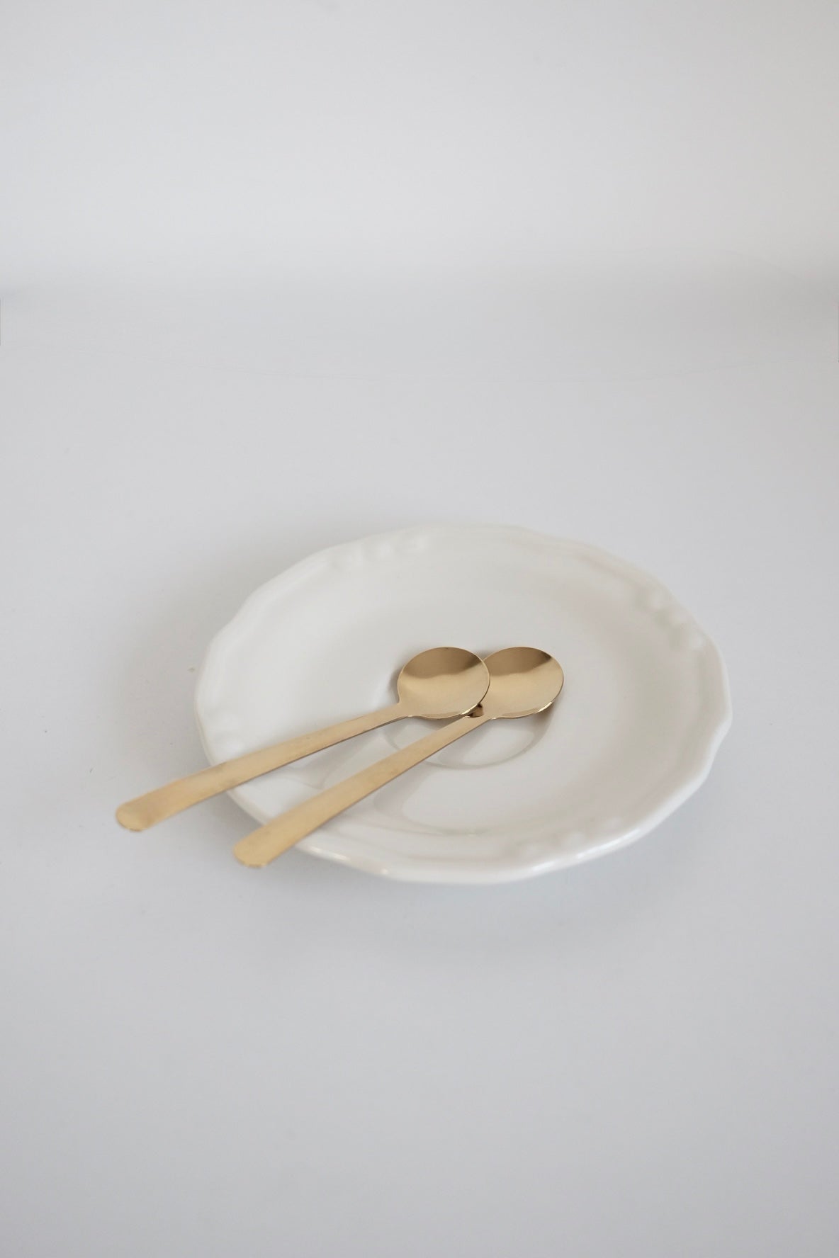 סט של 2 כפיות קפה וינטג' מנירוסטה מצופות זהב. מתאימות להגשת קינוח באירוח חגיגי או שימוש יומיומי לאוהבי קפה בסטייל. כלי הגשה לפסח יוקרתיים, סט כלים לחג פסח בעיצוב מיוחד, כלי הגשה מעוצבים לשולחן חג, כלי מטבח נוסטלגיים לפסח, כלי הגשה מיוחדים לליל הסדר, כלים לשולחן חג בסגנון אירופאי קלאסי, פריטי אספנות למטבח לפסח,השראה לשולחן חג פסח,עיצוב שולחן ליל הסדר וינטג, שולחן חג בסגנון אירופאי קלאסי, עיצוב שולחן חג יוקרתי, רעיונות להגשת אוכל לפסח, שולחן חג עם נגיעות נוסטלגיה, כלי מטבח עם סיפור והיסטוריה, שולחן חג בעיצוב