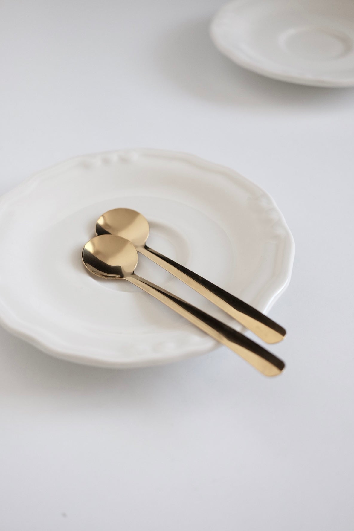 סט של 2 כפיות קפה וינטג' מנירוסטה מצופות זהב. מתאימות להגשת קינוח באירוח חגיגי או שימוש יומיומי לאוהבי קפה בסטייל. כלי הגשה לפסח יוקרתיים, סט כלים לחג פסח בעיצוב מיוחד, כלי הגשה מעוצבים לשולחן חג, כלי מטבח נוסטלגיים לפסח, כלי הגשה מיוחדים לליל הסדר, כלים לשולחן חג בסגנון אירופאי קלאסי, פריטי אספנות למטבח לפסח,השראה לשולחן חג פסח,עיצוב שולחן ליל הסדר וינטג, שולחן חג בסגנון אירופאי קלאסי, עיצוב שולחן חג יוקרתי, רעיונות להגשת אוכל לפסח, שולחן חג עם נגיעות נוסטלגיה, כלי מטבח עם סיפור והיסטוריה, שולחן חג בעיצוב