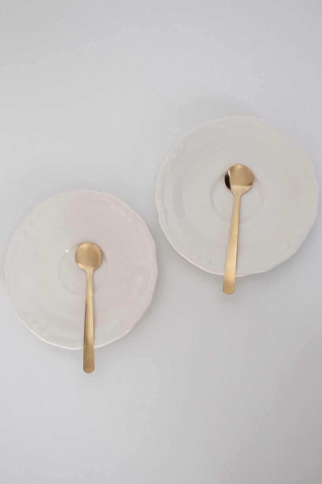 סט של 2 כפיות קפה וינטג' מנירוסטה מצופות זהב. מתאימות להגשת קינוח באירוח חגיגי או שימוש יומיומי לאוהבי קפה בסטייל. כלי הגשה לפסח יוקרתיים, סט כלים לחג פסח בעיצוב מיוחד, כלי הגשה מעוצבים לשולחן חג, כלי מטבח נוסטלגיים לפסח, כלי הגשה מיוחדים לליל הסדר, כלים לשולחן חג בסגנון אירופאי קלאסי, פריטי אספנות למטבח לפסח,השראה לשולחן חג פסח,עיצוב שולחן ליל הסדר וינטג, שולחן חג בסגנון אירופאי קלאסי, עיצוב שולחן חג יוקרתי, רעיונות להגשת אוכל לפסח, שולחן חג עם נגיעות נוסטלגיה, כלי מטבח עם סיפור והיסטוריה, שולחן חג בעיצוב