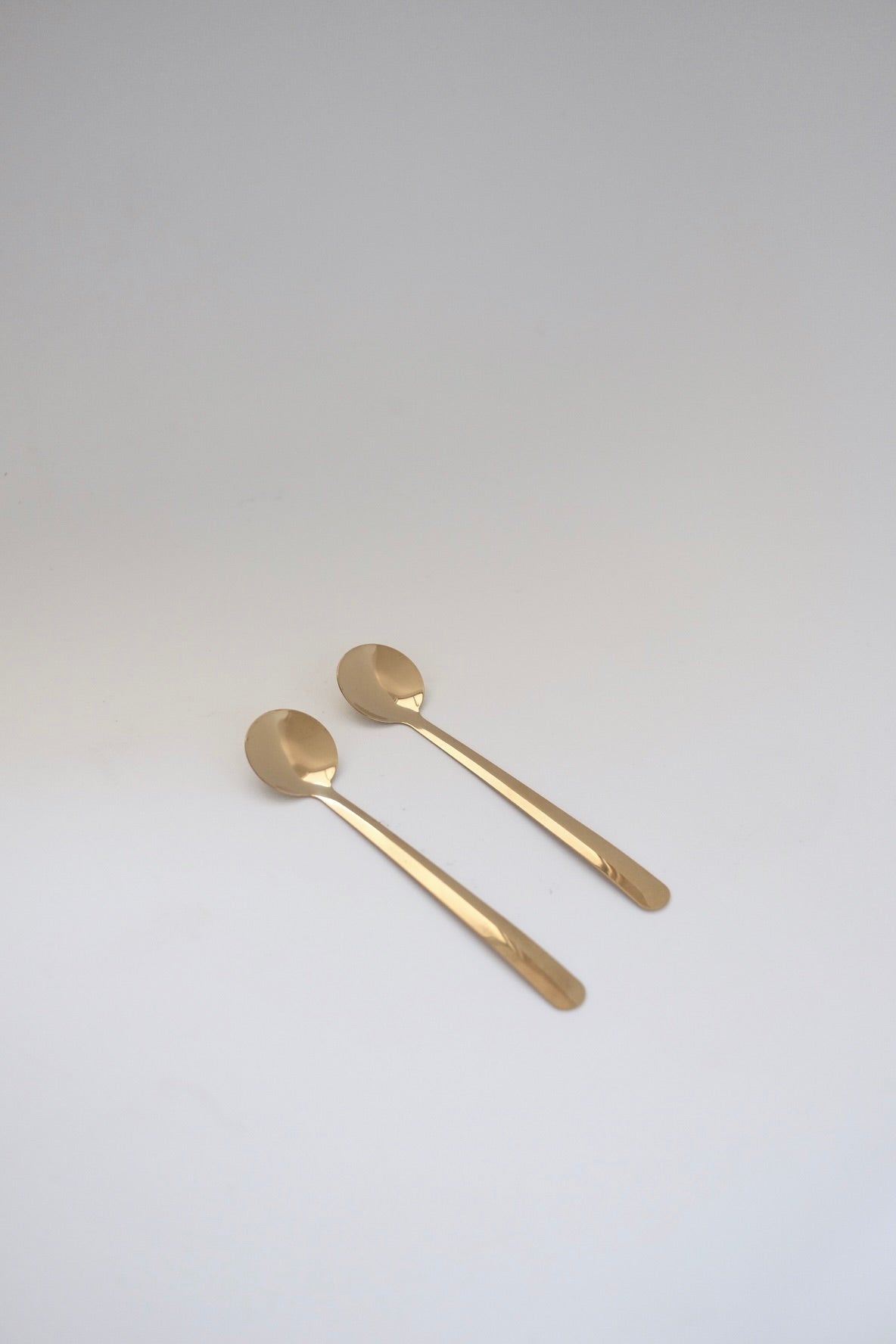 סט של 2 כפיות קפה וינטג' מנירוסטה מצופות זהב. מתאימות להגשת קינוח באירוח חגיגי או שימוש יומיומי לאוהבי קפה בסטייל. כלי הגשה לפסח יוקרתיים, סט כלים לחג פסח בעיצוב מיוחד, כלי הגשה מעוצבים לשולחן חג, כלי מטבח נוסטלגיים לפסח, כלי הגשה מיוחדים לליל הסדר, כלים לשולחן חג בסגנון אירופאי קלאסי, פריטי אספנות למטבח לפסח,השראה לשולחן חג פסח,עיצוב שולחן ליל הסדר וינטג, שולחן חג בסגנון אירופאי קלאסי, עיצוב שולחן חג יוקרתי, רעיונות להגשת אוכל לפסח, שולחן חג עם נגיעות נוסטלגיה, כלי מטבח עם סיפור והיסטוריה, שולחן חג בעיצוב