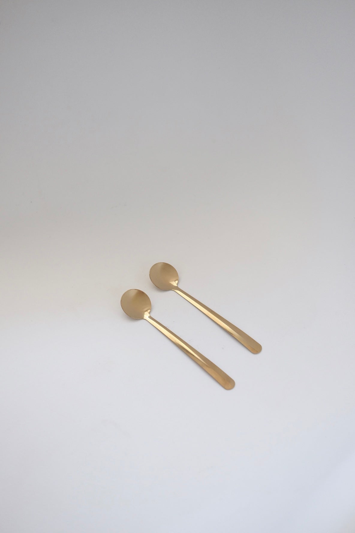 סט של 2 כפיות קפה וינטג' מנירוסטה מצופות זהב. מתאימות להגשת קינוח באירוח חגיגי או שימוש יומיומי לאוהבי קפה בסטייל. כלי הגשה לפסח יוקרתיים, סט כלים לחג פסח בעיצוב מיוחד, כלי הגשה מעוצבים לשולחן חג, כלי מטבח נוסטלגיים לפסח, כלי הגשה מיוחדים לליל הסדר, כלים לשולחן חג בסגנון אירופאי קלאסי, פריטי אספנות למטבח לפסח,השראה לשולחן חג פסח,עיצוב שולחן ליל הסדר וינטג, שולחן חג בסגנון אירופאי קלאסי, עיצוב שולחן חג יוקרתי, רעיונות להגשת אוכל לפסח, שולחן חג עם נגיעות נוסטלגיה, כלי מטבח עם סיפור והיסטוריה, שולחן חג בעיצוב