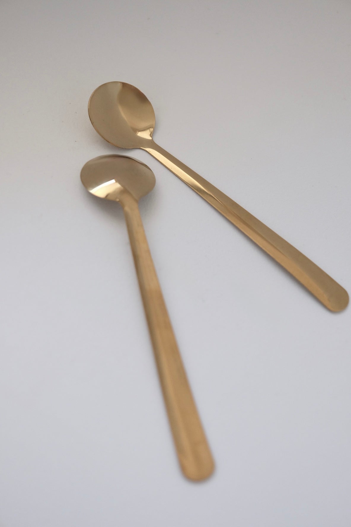 סט של 2 כפיות קפה וינטג' מנירוסטה מצופות זהב. מתאימות להגשת קינוח באירוח חגיגי או שימוש יומיומי לאוהבי קפה בסטייל. כלי הגשה לפסח יוקרתיים, סט כלים לחג פסח בעיצוב מיוחד, כלי הגשה מעוצבים לשולחן חג, כלי מטבח נוסטלגיים לפסח, כלי הגשה מיוחדים לליל הסדר, כלים לשולחן חג בסגנון אירופאי קלאסי, פריטי אספנות למטבח לפסח,השראה לשולחן חג פסח,עיצוב שולחן ליל הסדר וינטג, שולחן חג בסגנון אירופאי קלאסי, עיצוב שולחן חג יוקרתי, רעיונות להגשת אוכל לפסח, שולחן חג עם נגיעות נוסטלגיה, כלי מטבח עם סיפור והיסטוריה, שולחן חג בעיצוב