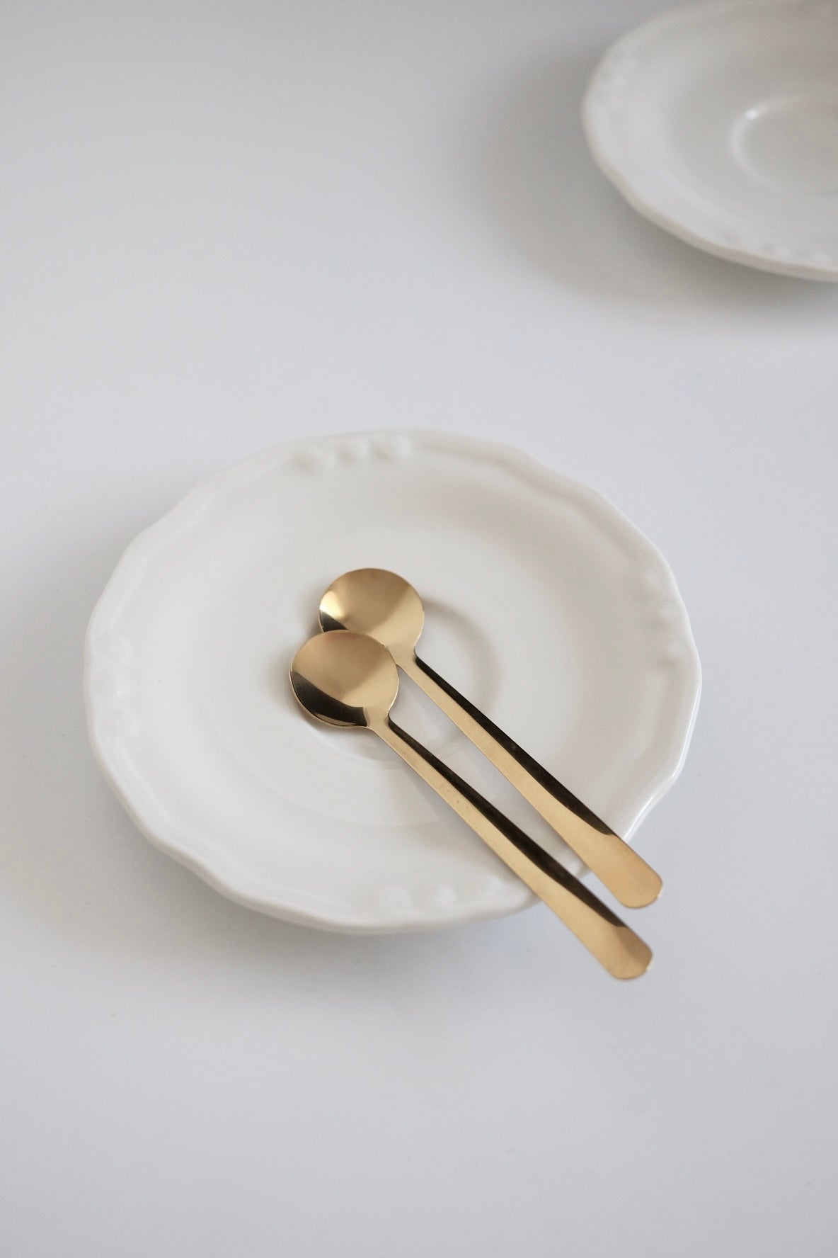 סט של 2 כפיות קפה וינטג' מנירוסטה מצופות זהב. מתאימות להגשת קינוח באירוח חגיגי או שימוש יומיומי לאוהבי קפה בסטייל. כלי הגשה לפסח יוקרתיים, סט כלים לחג פסח בעיצוב מיוחד, כלי הגשה מעוצבים לשולחן חג, כלי מטבח נוסטלגיים לפסח, כלי הגשה מיוחדים לליל הסדר, כלים לשולחן חג בסגנון אירופאי קלאסי, פריטי אספנות למטבח לפסח,השראה לשולחן חג פסח,עיצוב שולחן ליל הסדר וינטג, שולחן חג בסגנון אירופאי קלאסי, עיצוב שולחן חג יוקרתי, רעיונות להגשת אוכל לפסח, שולחן חג עם נגיעות נוסטלגיה, כלי מטבח עם סיפור והיסטוריה, שולחן חג בעיצוב