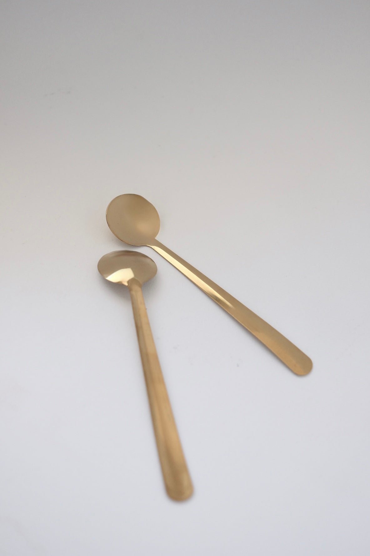 סט של 2 כפיות קפה וינטג' מנירוסטה מצופות זהב. מתאימות להגשת קינוח באירוח חגיגי או שימוש יומיומי לאוהבי קפה בסטייל. כלי הגשה לפסח יוקרתיים, סט כלים לחג פסח בעיצוב מיוחד, כלי הגשה מעוצבים לשולחן חג, כלי מטבח נוסטלגיים לפסח, כלי הגשה מיוחדים לליל הסדר, כלים לשולחן חג בסגנון אירופאי קלאסי, פריטי אספנות למטבח לפסח,השראה לשולחן חג פסח,עיצוב שולחן ליל הסדר וינטג, שולחן חג בסגנון אירופאי קלאסי, עיצוב שולחן חג יוקרתי, רעיונות להגשת אוכל לפסח, שולחן חג עם נגיעות נוסטלגיה, כלי מטבח עם סיפור והיסטוריה, שולחן חג בעיצוב