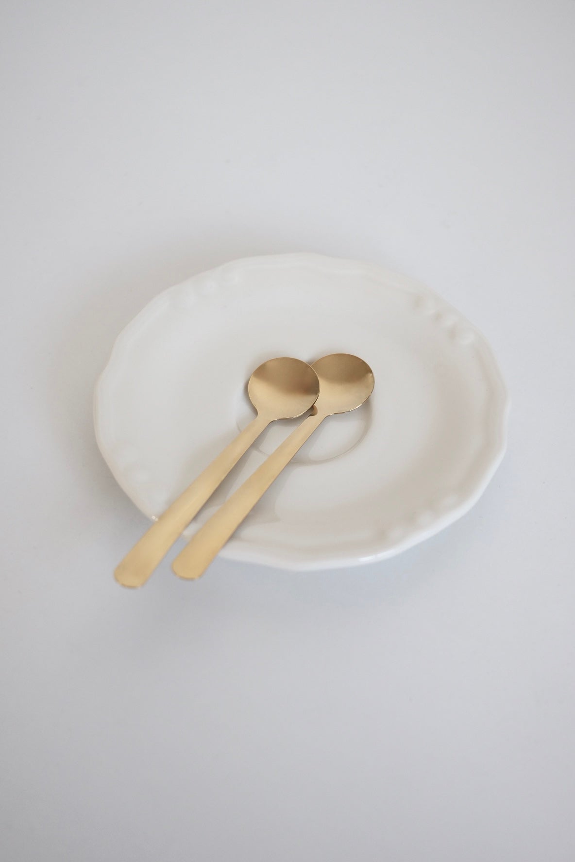 סט של 2 כפיות קפה וינטג' מנירוסטה מצופות זהב. מתאימות להגשת קינוח באירוח חגיגי או שימוש יומיומי לאוהבי קפה בסטייל. כלי הגשה לפסח יוקרתיים, סט כלים לחג פסח בעיצוב מיוחד, כלי הגשה מעוצבים לשולחן חג, כלי מטבח נוסטלגיים לפסח, כלי הגשה מיוחדים לליל הסדר, כלים לשולחן חג בסגנון אירופאי קלאסי, פריטי אספנות למטבח לפסח,השראה לשולחן חג פסח,עיצוב שולחן ליל הסדר וינטג, שולחן חג בסגנון אירופאי קלאסי, עיצוב שולחן חג יוקרתי, רעיונות להגשת אוכל לפסח, שולחן חג עם נגיעות נוסטלגיה, כלי מטבח עם סיפור והיסטוריה, שולחן חג בעיצוב