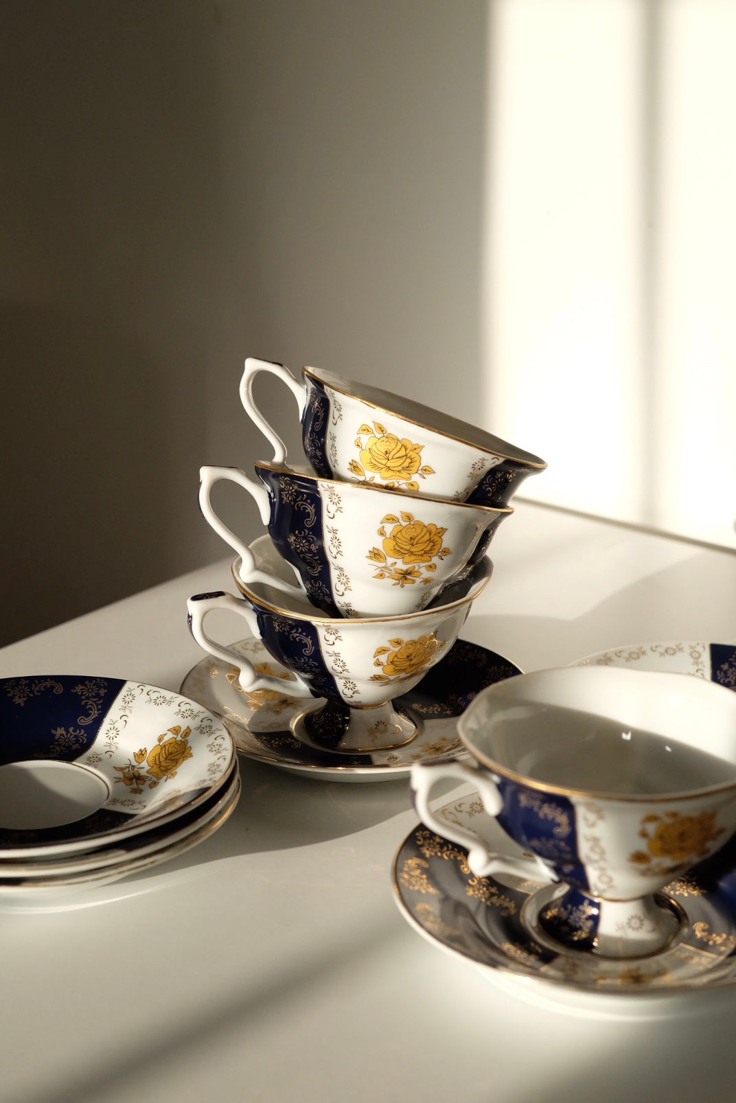 סט ספלי תה פורצלן איכותי וינטג' תוצרת גרמניה תחום בפס זהב, ערכת תה מורכבת מ-6 ספלים ו-6 צלוחיות מבית echt porzellan הגרמנית,קולקציית אקססוריז מיוחדים לבית ורעיונות לעיצוב הבית. כלי אוכל וינטג',כלי אוכל פורצלן,כלי פורצלן אונליין, חנות כלי בית וינטג' אונליין ,אקססוריז לבית מעוצבים בסגנון וינטג',עיצוב וינטג' לבית,אביזרים בסגנון רטרו,רטרו וינטג לעיצוב דירה,פריטי וינטג