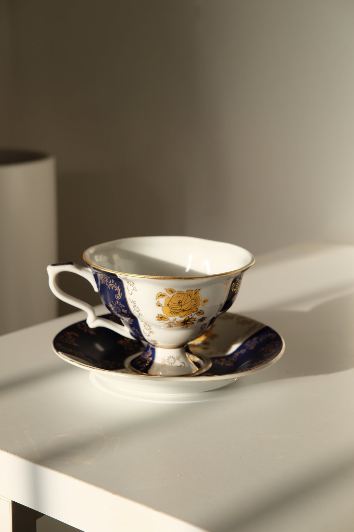 סט ספלי תה פורצלן איכותי וינטג' תוצרת גרמניה תחום בפס זהב, ערכת תה מורכבת מ-6 ספלים ו-6 צלוחיות מבית echt porzellan הגרמנית,קולקציית אקססוריז מיוחדים לבית ורעיונות לעיצוב הבית. כלי אוכל וינטג',כלי אוכל פורצלן,כלי פורצלן אונליין, חנות כלי בית וינטג' אונליין ,אקססוריז לבית מעוצבים בסגנון וינטג',עיצוב וינטג' לבית,אביזרים בסגנון רטרו,רטרו וינטג לעיצוב דירה,פריטי וינטג