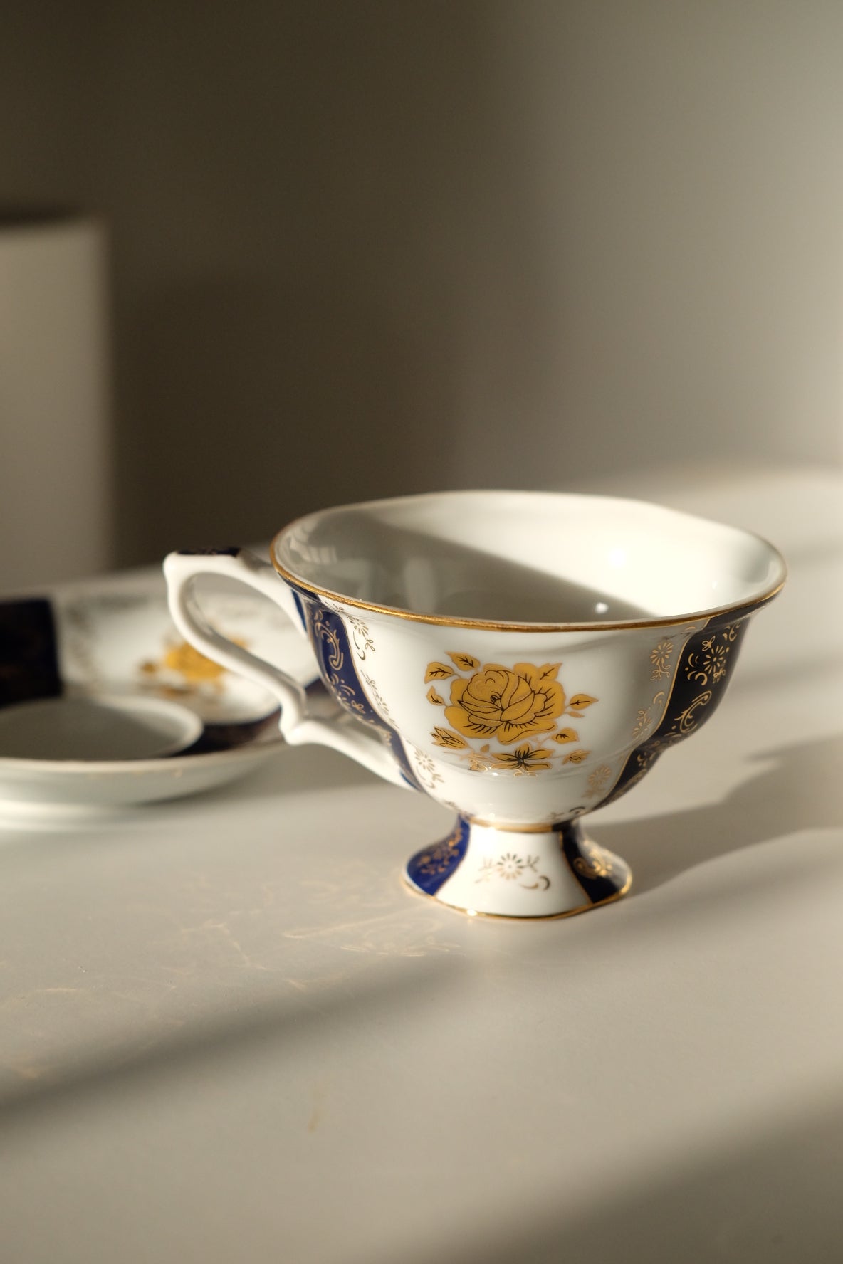 סט ספלי תה פורצלן איכותי וינטג' תוצרת גרמניה תחום בפס זהב, ערכת תה מורכבת מ-6 ספלים ו-6 צלוחיות מבית echt porzellan הגרמנית,קולקציית אקססוריז מיוחדים לבית ורעיונות לעיצוב הבית. כלי אוכל וינטג',כלי אוכל פורצלן,כלי פורצלן אונליין, חנות כלי בית וינטג' אונליין ,אקססוריז לבית מעוצבים בסגנון וינטג',עיצוב וינטג' לבית,אביזרים בסגנון רטרו,רטרו וינטג לעיצוב דירה,פריטי וינטג