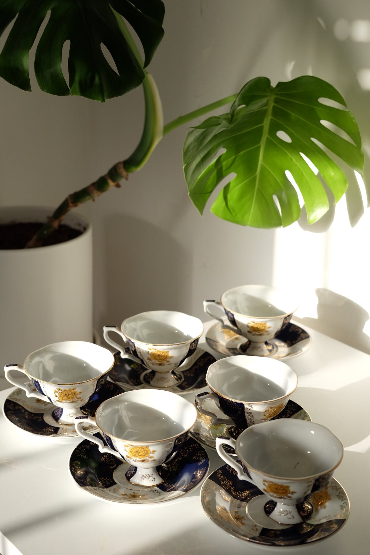סט ספלי תה פורצלן איכותי וינטג' תוצרת גרמניה תחום בפס זהב, ערכת תה מורכבת מ-6 ספלים ו-6 צלוחיות מבית echt porzellan הגרמנית,קולקציית אקססוריז מיוחדים לבית ורעיונות לעיצוב הבית. כלי אוכל וינטג',כלי אוכל פורצלן,כלי פורצלן אונליין, חנות כלי בית וינטג' אונליין ,אקססוריז לבית מעוצבים בסגנון וינטג',עיצוב וינטג' לבית,אביזרים בסגנון רטרו,רטרו וינטג לעיצוב דירה,פריטי וינטג