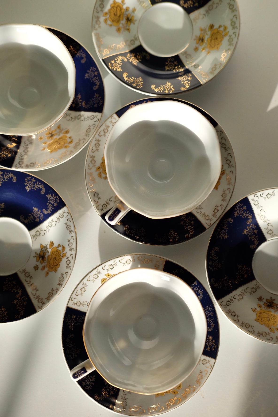 סט ספלי תה פורצלן איכותי וינטג' תוצרת גרמניה תחום בפס זהב, ערכת תה מורכבת מ-6 ספלים ו-6 צלוחיות מבית echt porzellan הגרמנית,קולקציית אקססוריז מיוחדים לבית ורעיונות לעיצוב הבית. כלי אוכל וינטג',כלי אוכל פורצלן,כלי פורצלן אונליין, חנות כלי בית וינטג' אונליין ,אקססוריז לבית מעוצבים בסגנון וינטג',עיצוב וינטג' לבית,אביזרים בסגנון רטרו,רטרו וינטג לעיצוב דירה,פריטי וינטג