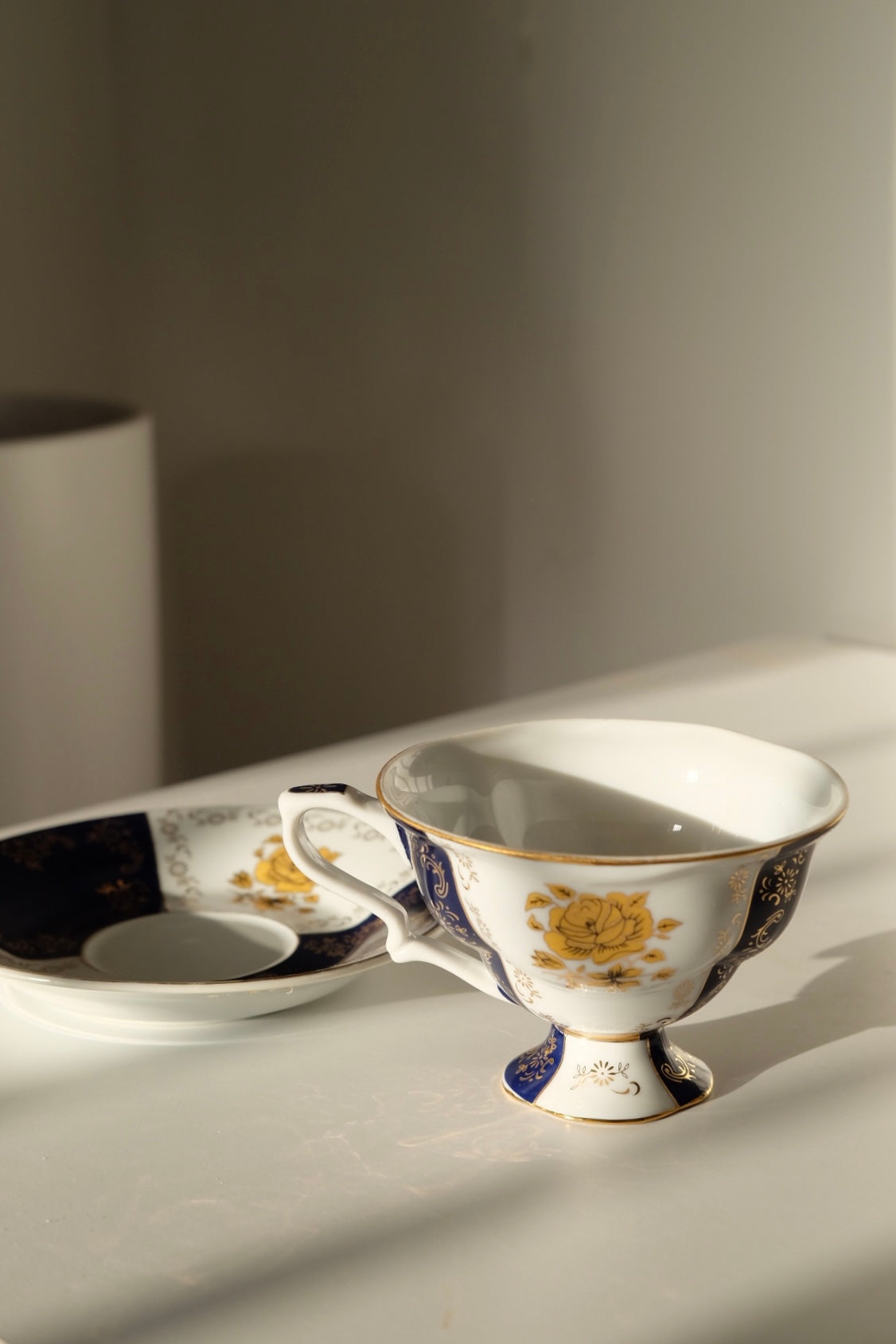 סט ספלי תה פורצלן איכותי וינטג' תוצרת גרמניה תחום בפס זהב, ערכת תה מורכבת מ-6 ספלים ו-6 צלוחיות מבית echt porzellan הגרמנית,קולקציית אקססוריז מיוחדים לבית ורעיונות לעיצוב הבית. כלי אוכל וינטג',כלי אוכל פורצלן,כלי פורצלן אונליין, חנות כלי בית וינטג' אונליין ,אקססוריז לבית מעוצבים בסגנון וינטג',עיצוב וינטג' לבית,אביזרים בסגנון רטרו,רטרו וינטג לעיצוב דירה,פריטי וינטג