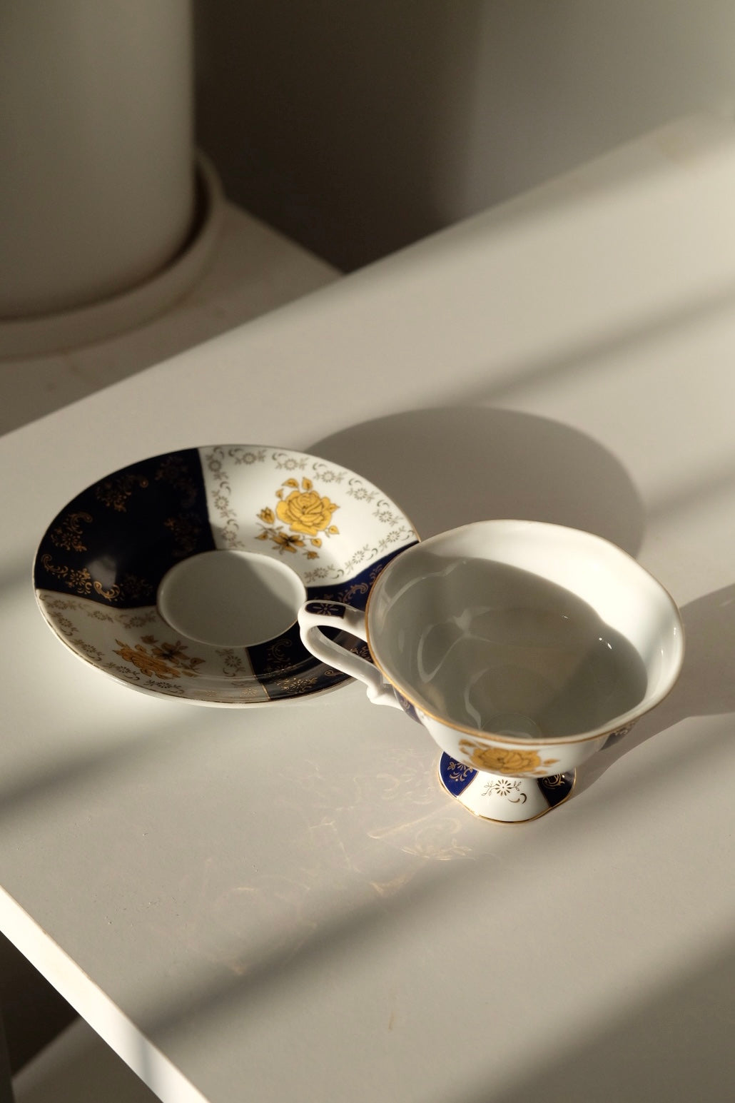 סט ספלי תה פורצלן איכותי וינטג' תוצרת גרמניה תחום בפס זהב, ערכת תה מורכבת מ-6 ספלים ו-6 צלוחיות מבית echt porzellan הגרמנית,קולקציית אקססוריז מיוחדים לבית ורעיונות לעיצוב הבית. כלי אוכל וינטג',כלי אוכל פורצלן,כלי פורצלן אונליין, חנות כלי בית וינטג' אונליין ,אקססוריז לבית מעוצבים בסגנון וינטג',עיצוב וינטג' לבית,אביזרים בסגנון רטרו,רטרו וינטג לעיצוב דירה,פריטי וינטג