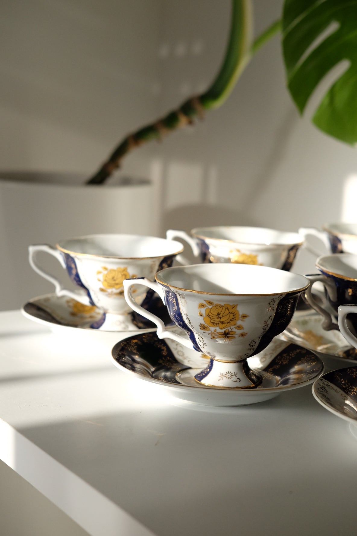 סט ספלי תה פורצלן איכותי וינטג' תוצרת גרמניה תחום בפס זהב, ערכת תה מורכבת מ-6 ספלים ו-6 צלוחיות מבית echt porzellan הגרמנית,קולקציית אקססוריז מיוחדים לבית ורעיונות לעיצוב הבית. כלי אוכל וינטג',כלי אוכל פורצלן,כלי פורצלן אונליין, חנות כלי בית וינטג' אונליין ,אקססוריז לבית מעוצבים בסגנון וינטג',עיצוב וינטג' לבית,אביזרים בסגנון רטרו,רטרו וינטג לעיצוב דירה,פריטי וינטג