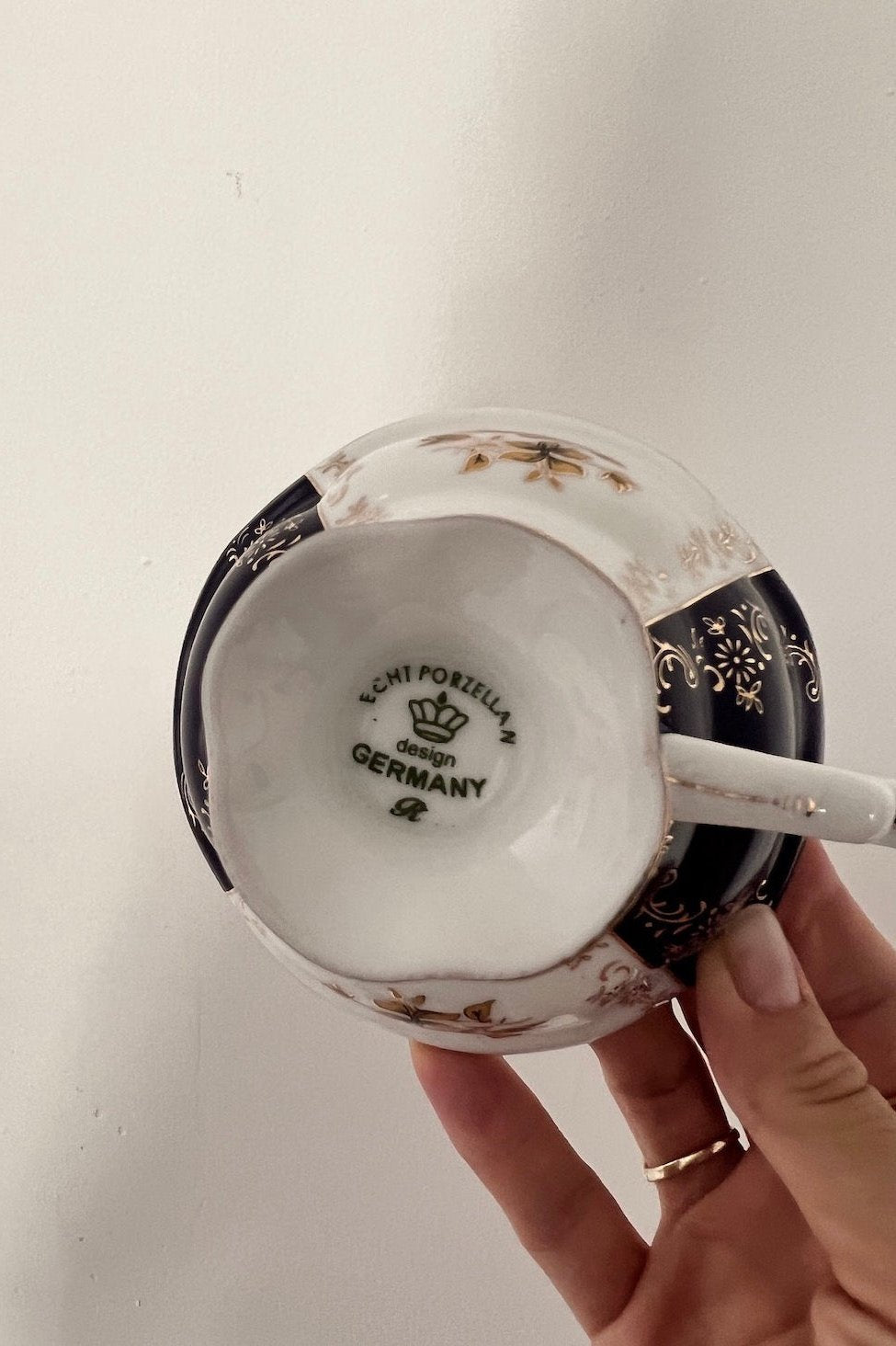 סט ספלי תה פורצלן איכותי וינטג' תוצרת גרמניה תחום בפס זהב, ערכת תה מורכבת מ-6 ספלים ו-6 צלוחיות מבית echt porzellan הגרמנית,קולקציית אקססוריז מיוחדים לבית ורעיונות לעיצוב הבית. כלי אוכל וינטג',כלי אוכל פורצלן,כלי פורצלן אונליין, חנות כלי בית וינטג' אונליין ,אקססוריז לבית מעוצבים בסגנון וינטג',עיצוב וינטג' לבית,אביזרים בסגנון רטרו,רטרו וינטג לעיצוב דירה,פריטי וינטג