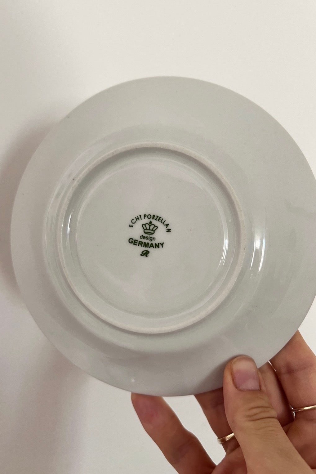 סט ספלי תה פורצלן איכותי וינטג' תוצרת גרמניה תחום בפס זהב, ערכת תה מורכבת מ-6 ספלים ו-6 צלוחיות מבית echt porzellan הגרמנית,קולקציית אקססוריז מיוחדים לבית ורעיונות לעיצוב הבית. כלי אוכל וינטג',כלי אוכל פורצלן,כלי פורצלן אונליין, חנות כלי בית וינטג' אונליין ,אקססוריז לבית מעוצבים בסגנון וינטג',עיצוב וינטג' לבית,אביזרים בסגנון רטרו,רטרו וינטג לעיצוב דירה,פריטי וינטג