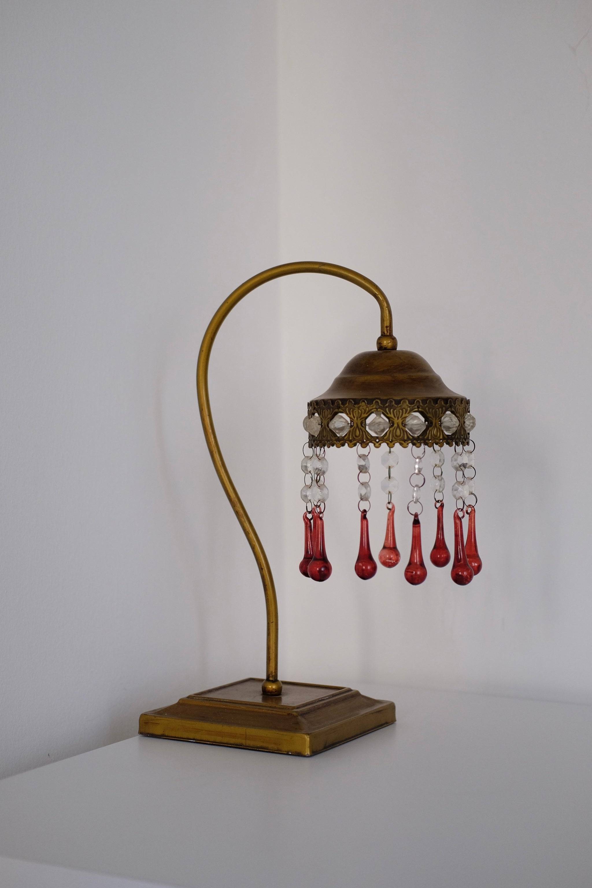 מנורת שולחן וינטג’ ברונזה מעוצבת קריסטלים צבע זהב, מנורה דקורטיבית עתיקה מעוצבת חרוזי קריסטל, מושלמת לצד המיטה כמנורת לילה, לקישוט בסלון או שולחן במשרד, מנורה מיוצר בעבודת יד בישראל שנות ה-60, דקנטר יין קריסטל צ'כי בוהמיה עבודת יד, מיוחד וישן ופריט אספנות נדיר, מושלמת לעיצוב שולחן אירוח והגשת יין, יכול לשמש בבית כקנקן מים יוקרתי ופריט נוי דקורטיבי מהמם, מתנות לשבועות,רעיונות למתנות לחג,מתנות לראש השנה מקוריות,מתנות מקוריות לחג