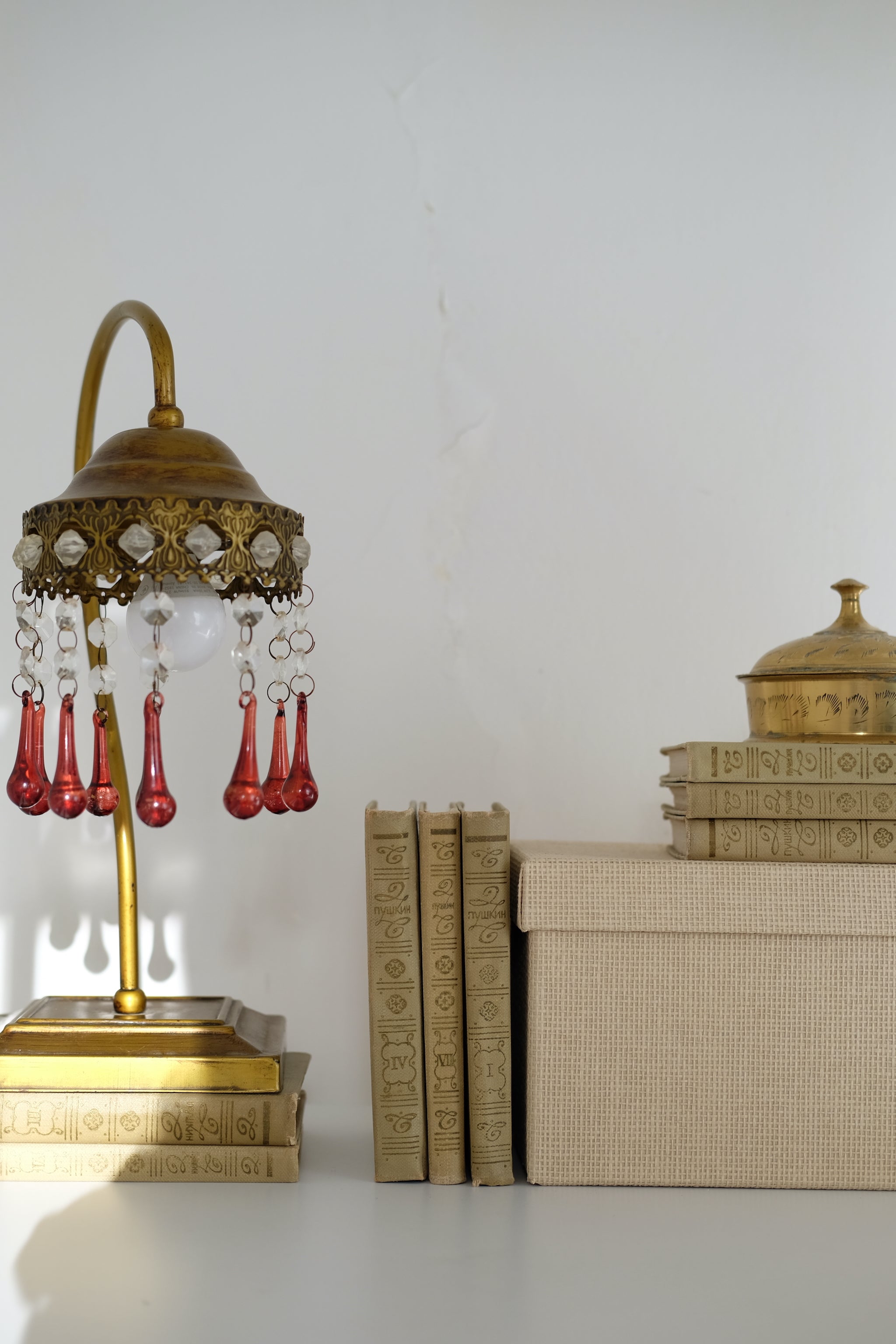 מנורת שולחן וינטג’ ברונזה מעוצבת קריסטלים צבע זהב, מנורה דקורטיבית עתיקה מעוצבת חרוזי קריסטל, מושלמת לצד המיטה כמנורת לילה, לקישוט בסלון או שולחן במשרד, מנורה מיוצר בעבודת יד בישראל שנות ה-60, דקנטר יין קריסטל צ'כי בוהמיה עבודת יד, מיוחד וישן ופריט אספנות נדיר, מושלמת לעיצוב שולחן אירוח והגשת יין, יכול לשמש בבית כקנקן מים יוקרתי ופריט נוי דקורטיבי מהמם, מתנות לשבועות,רעיונות למתנות לחג,מתנות לראש השנה מקוריות,מתנות מקוריות לחג