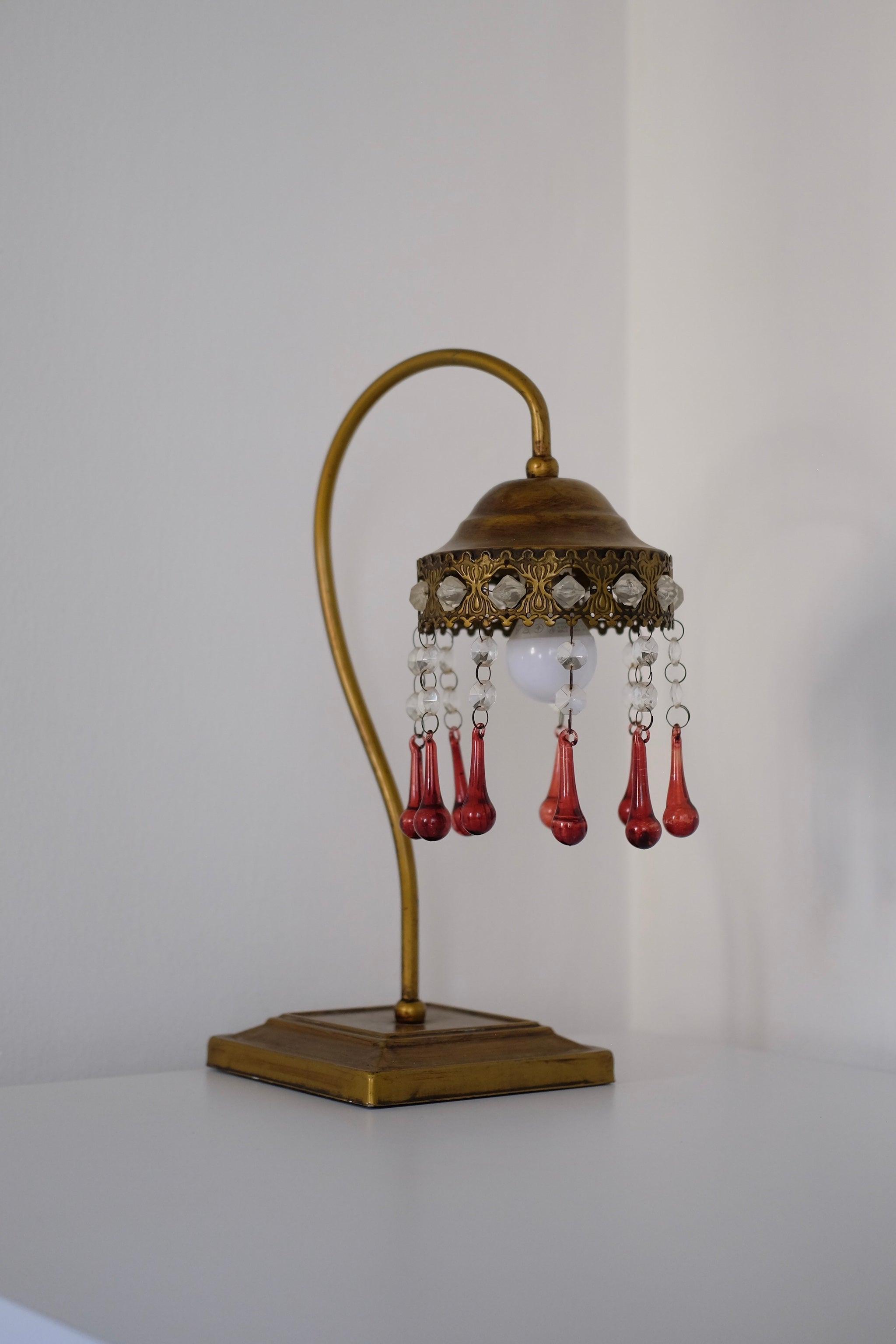 מנורת שולחן וינטג’ ברונזה מעוצבת קריסטלים צבע זהב, מנורה דקורטיבית עתיקה מעוצבת חרוזי קריסטל, מושלמת לצד המיטה כמנורת לילה, לקישוט בסלון או שולחן במשרד, מנורה מיוצר בעבודת יד בישראל שנות ה-60, דקנטר יין קריסטל צ'כי בוהמיה עבודת יד, מיוחד וישן ופריט אספנות נדיר, מושלמת לעיצוב שולחן אירוח והגשת יין, יכול לשמש בבית כקנקן מים יוקרתי ופריט נוי דקורטיבי מהמם, מתנות לשבועות,רעיונות למתנות לחג,מתנות לראש השנה מקוריות,מתנות מקוריות לחג