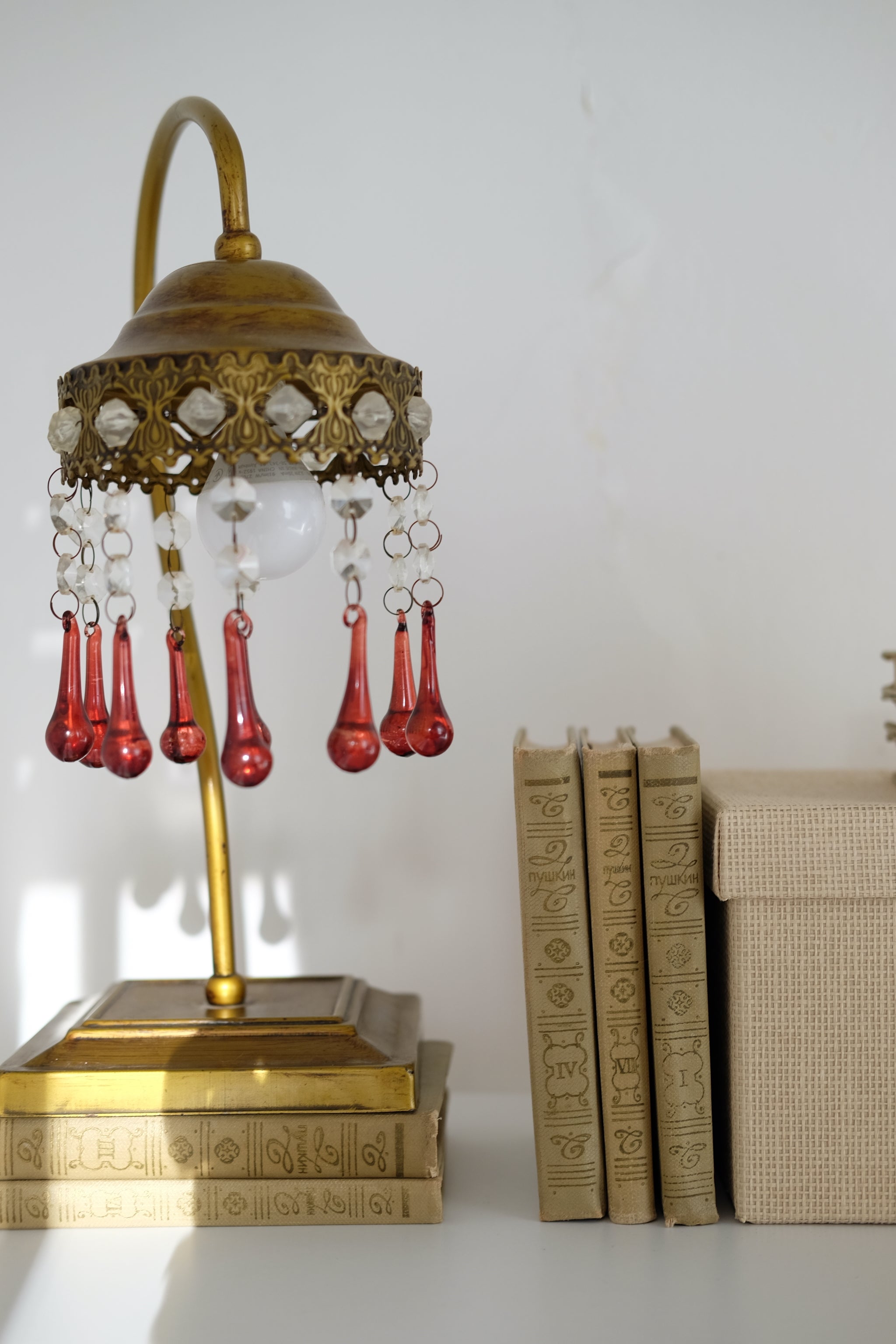 מנורת שולחן וינטג’ ברונזה מעוצבת קריסטלים צבע זהב, מנורה דקורטיבית עתיקה מעוצבת חרוזי קריסטל, מושלמת לצד המיטה כמנורת לילה, לקישוט בסלון או שולחן במשרד, מנורה מיוצר בעבודת יד בישראל שנות ה-60, דקנטר יין קריסטל צ'כי בוהמיה עבודת יד, מיוחד וישן ופריט אספנות נדיר, מושלמת לעיצוב שולחן אירוח והגשת יין, יכול לשמש בבית כקנקן מים יוקרתי ופריט נוי דקורטיבי מהמם, מתנות לשבועות,רעיונות למתנות לחג,מתנות לראש השנה מקוריות,מתנות מקוריות לחג