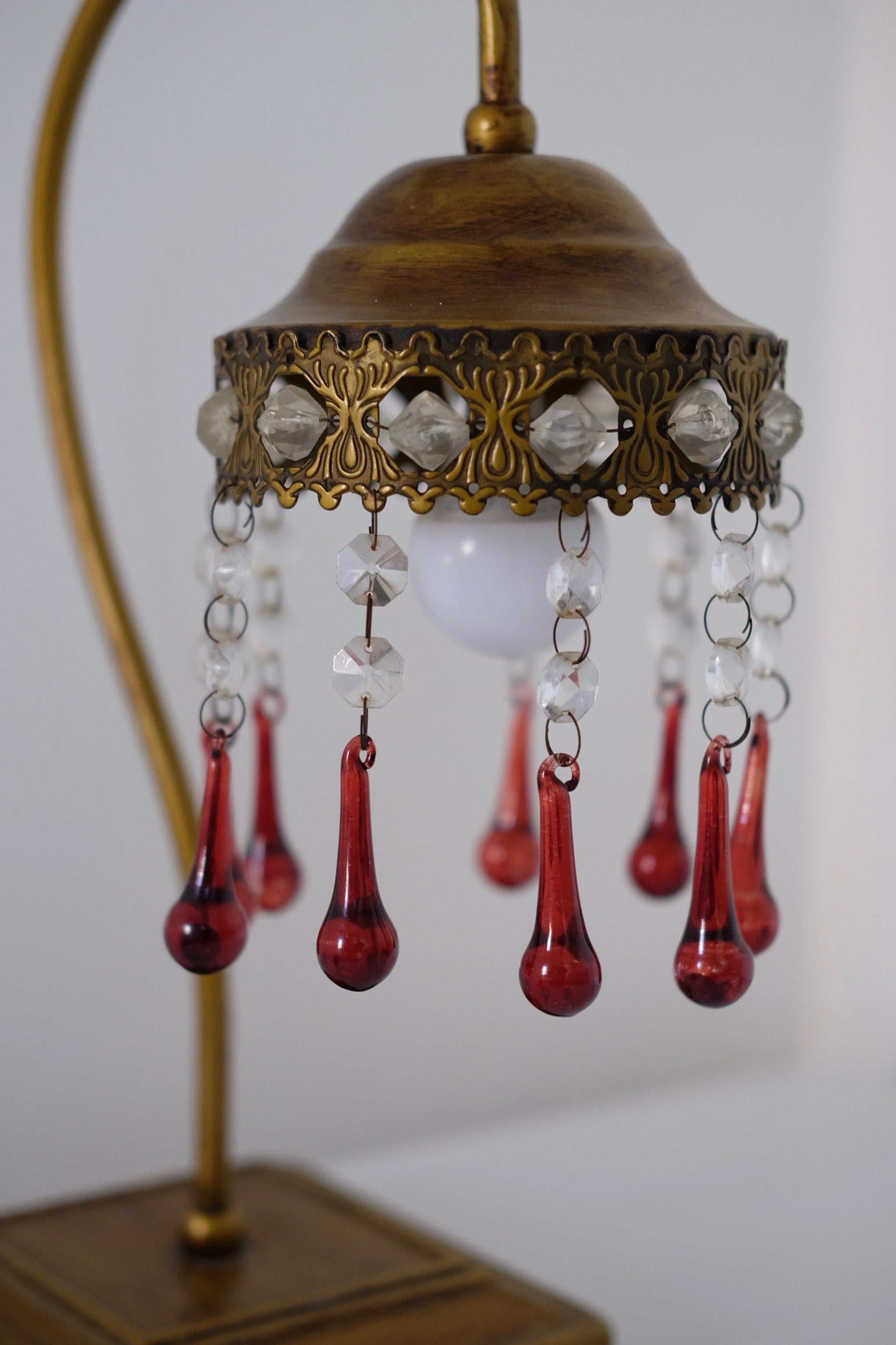 מנורת שולחן וינטג’ ברונזה מעוצבת קריסטלים צבע זהב, מנורה דקורטיבית עתיקה מעוצבת חרוזי קריסטל, מושלמת לצד המיטה כמנורת לילה, לקישוט בסלון או שולחן במשרד, מנורה מיוצר בעבודת יד בישראל שנות ה-60, דקנטר יין קריסטל צ'כי בוהמיה עבודת יד, מיוחד וישן ופריט אספנות נדיר, מושלמת לעיצוב שולחן אירוח והגשת יין, יכול לשמש בבית כקנקן מים יוקרתי ופריט נוי דקורטיבי מהמם, מתנות לשבועות,רעיונות למתנות לחג,מתנות לראש השנה מקוריות,מתנות מקוריות לחג