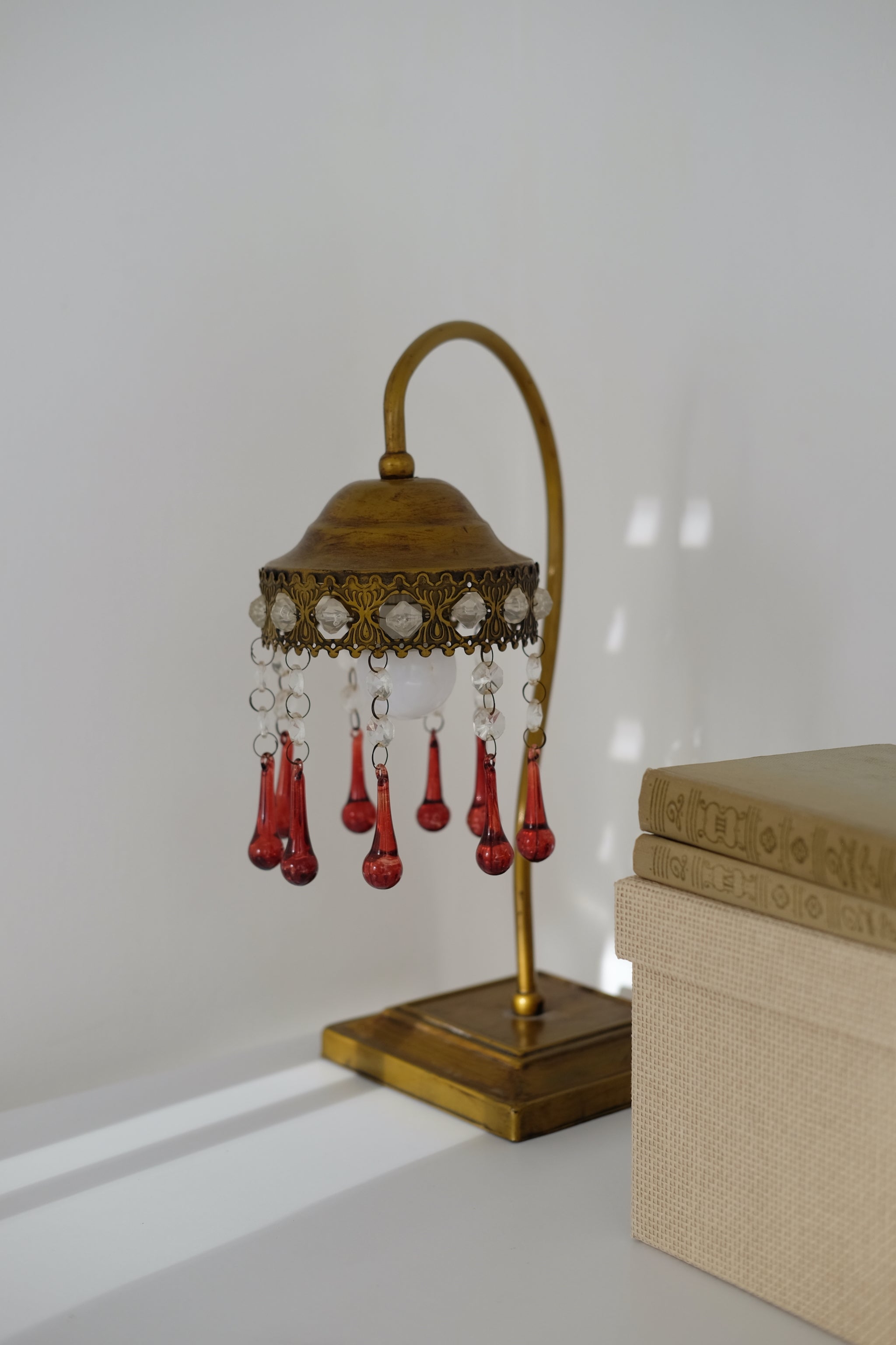 מנורת שולחן וינטג’ ברונזה מעוצבת קריסטלים צבע זהב, מנורה דקורטיבית עתיקה מעוצבת חרוזי קריסטל, מושלמת לצד המיטה כמנורת לילה, לקישוט בסלון או שולחן במשרד, מנורה מיוצר בעבודת יד בישראל שנות ה-60, דקנטר יין קריסטל צ'כי בוהמיה עבודת יד, מיוחד וישן ופריט אספנות נדיר, מושלמת לעיצוב שולחן אירוח והגשת יין, יכול לשמש בבית כקנקן מים יוקרתי ופריט נוי דקורטיבי מהמם, מתנות לשבועות,רעיונות למתנות לחג,מתנות לראש השנה מקוריות,מתנות מקוריות לחג