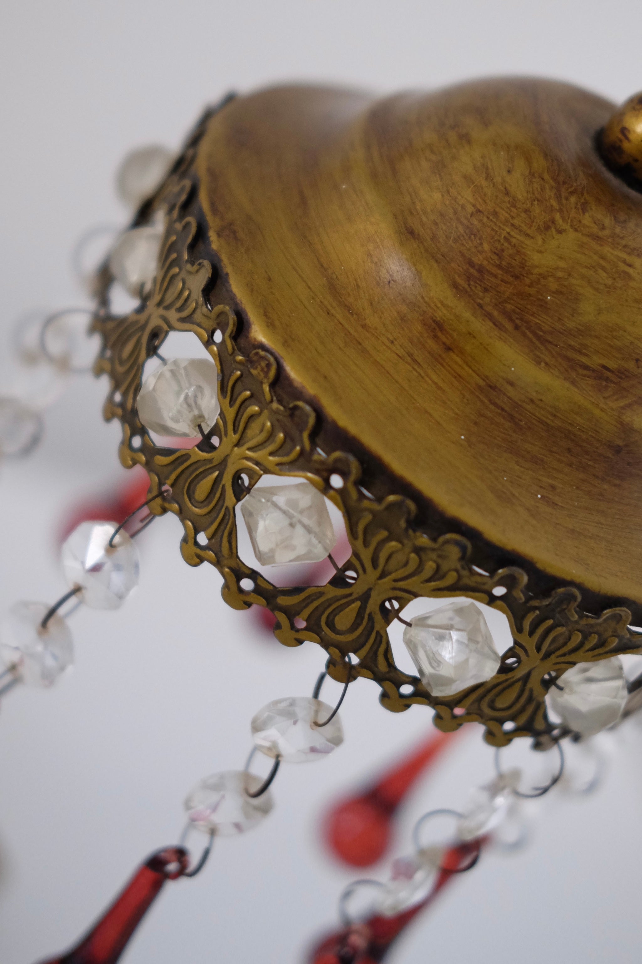 מנורת שולחן וינטג’ ברונזה מעוצבת קריסטלים צבע זהב, מנורה דקורטיבית עתיקה מעוצבת חרוזי קריסטל, מושלמת לצד המיטה כמנורת לילה, לקישוט בסלון או שולחן במשרד, מנורה מיוצר בעבודת יד בישראל שנות ה-60, דקנטר יין קריסטל צ'כי בוהמיה עבודת יד, מיוחד וישן ופריט אספנות נדיר, מושלמת לעיצוב שולחן אירוח והגשת יין, יכול לשמש בבית כקנקן מים יוקרתי ופריט נוי דקורטיבי מהמם, מתנות לשבועות,רעיונות למתנות לחג,מתנות לראש השנה מקוריות,מתנות מקוריות לחג