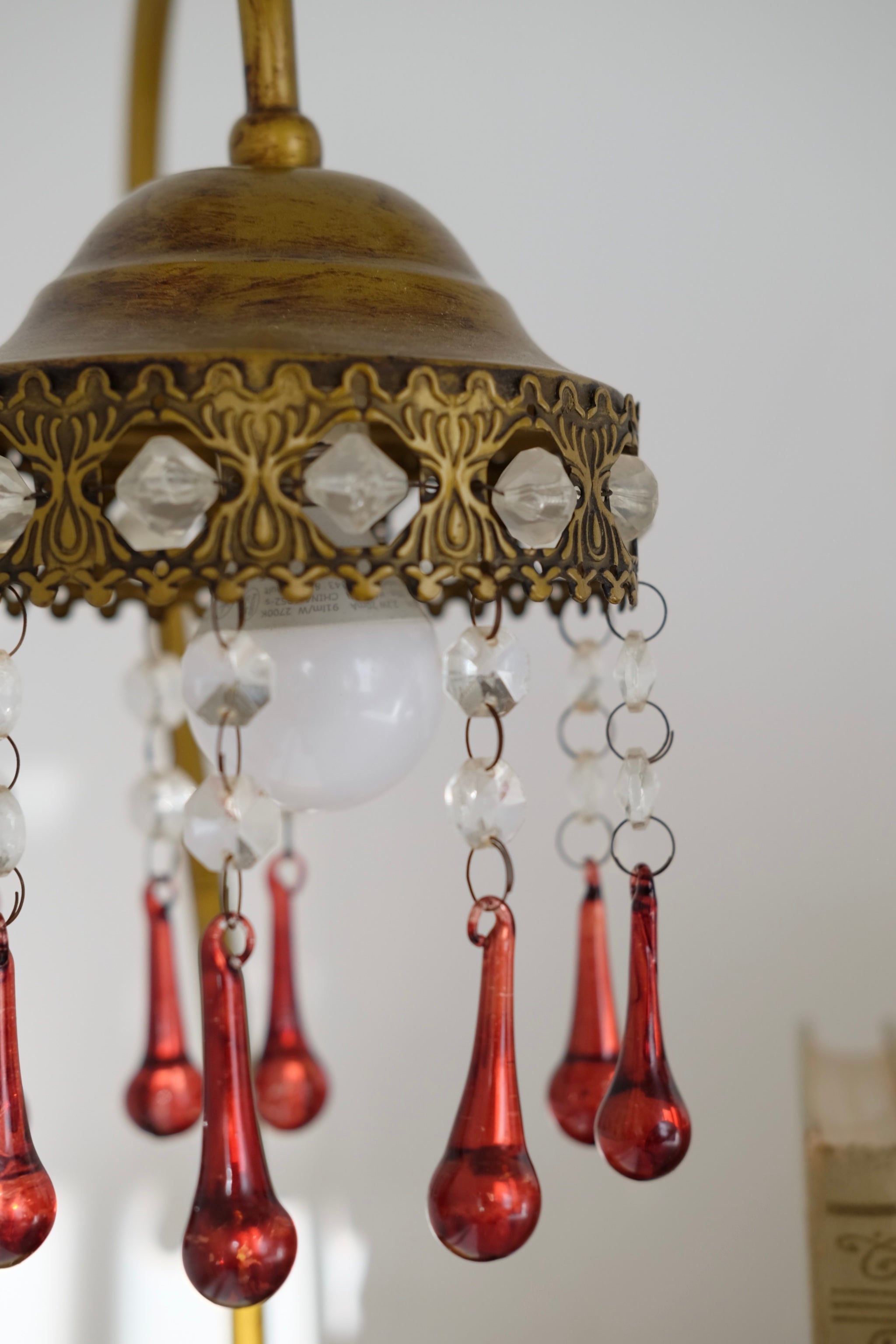 מנורת שולחן וינטג’ ברונזה מעוצבת קריסטלים צבע זהב, מנורה דקורטיבית עתיקה מעוצבת חרוזי קריסטל, מושלמת לצד המיטה כמנורת לילה, לקישוט בסלון או שולחן במשרד, מנורה מיוצר בעבודת יד בישראל שנות ה-60, דקנטר יין קריסטל צ'כי בוהמיה עבודת יד, מיוחד וישן ופריט אספנות נדיר, מושלמת לעיצוב שולחן אירוח והגשת יין, יכול לשמש בבית כקנקן מים יוקרתי ופריט נוי דקורטיבי מהמם, מתנות לשבועות,רעיונות למתנות לחג,מתנות לראש השנה מקוריות,מתנות מקוריות לחג