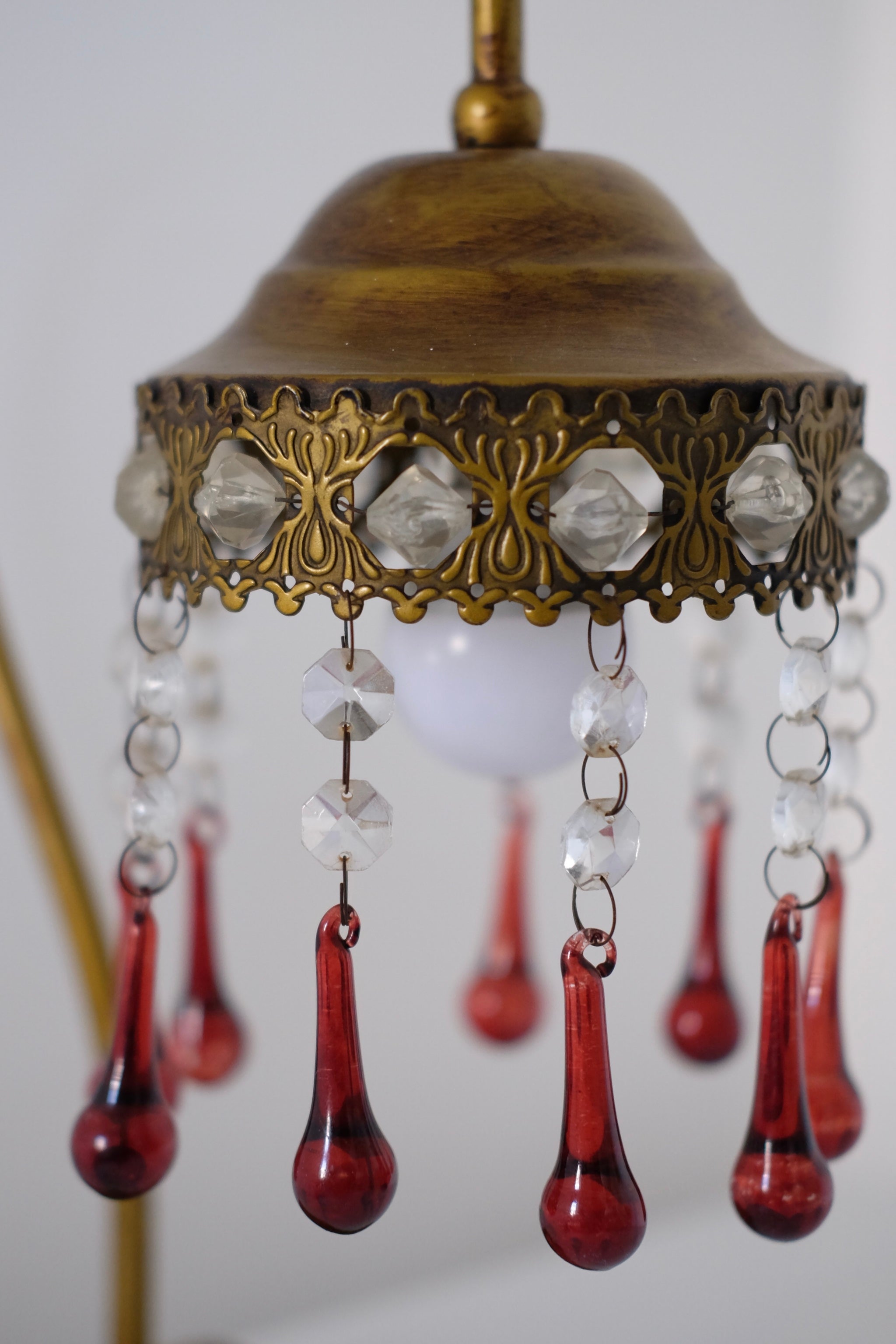 מנורת שולחן וינטג’ ברונזה מעוצבת קריסטלים צבע זהב, מנורה דקורטיבית עתיקה מעוצבת חרוזי קריסטל, מושלמת לצד המיטה כמנורת לילה, לקישוט בסלון או שולחן במשרד, מנורה מיוצר בעבודת יד בישראל שנות ה-60, דקנטר יין קריסטל צ'כי בוהמיה עבודת יד, מיוחד וישן ופריט אספנות נדיר, מושלמת לעיצוב שולחן אירוח והגשת יין, יכול לשמש בבית כקנקן מים יוקרתי ופריט נוי דקורטיבי מהמם, מתנות לשבועות,רעיונות למתנות לחג,מתנות לראש השנה מקוריות,מתנות מקוריות לחג