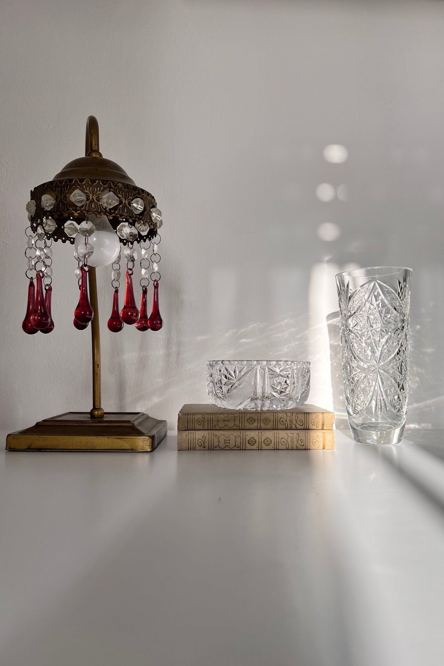מנורת שולחן וינטג’ ברונזה מעוצבת קריסטלים צבע זהב, מנורה דקורטיבית עתיקה מעוצבת חרוזי קריסטל, מושלמת לצד המיטה כמנורת לילה, לקישוט בסלון או שולחן במשרד, מנורה מיוצר בעבודת יד בישראל שנות ה-60, דקנטר יין קריסטל צ'כי בוהמיה עבודת יד, מיוחד וישן ופריט אספנות נדיר, מושלמת לעיצוב שולחן אירוח והגשת יין, יכול לשמש בבית כקנקן מים יוקרתי ופריט נוי דקורטיבי מהמם, מתנות לשבועות,רעיונות למתנות לחג,מתנות לראש השנה מקוריות,מתנות מקוריות לחג