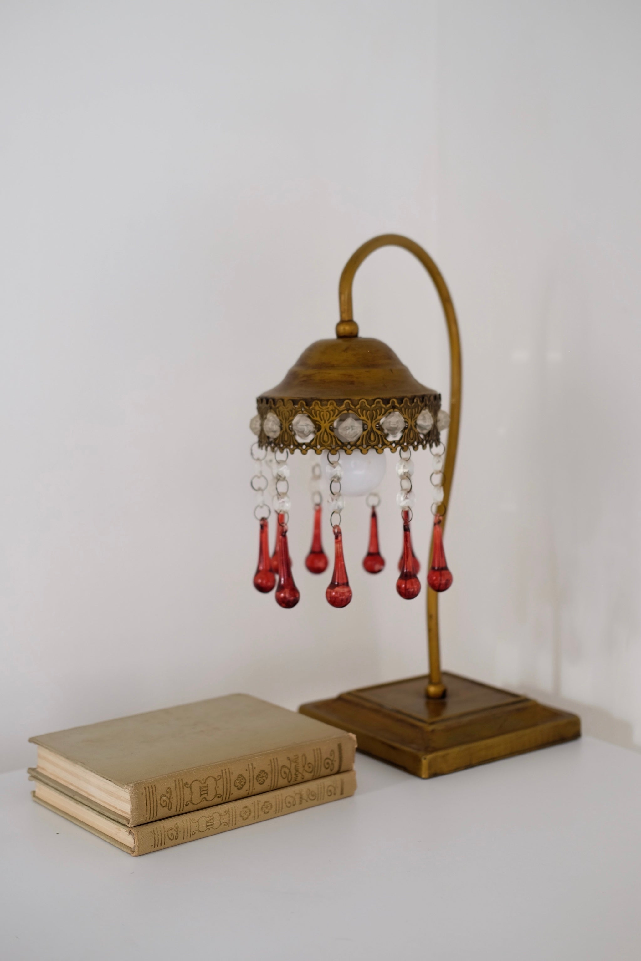 מנורת שולחן וינטג’ ברונזה מעוצבת קריסטלים צבע זהב, מנורה דקורטיבית עתיקה מעוצבת חרוזי קריסטל, מושלמת לצד המיטה כמנורת לילה, לקישוט בסלון או שולחן במשרד, מנורה מיוצר בעבודת יד בישראל שנות ה-60, דקנטר יין קריסטל צ'כי בוהמיה עבודת יד, מיוחד וישן ופריט אספנות נדיר, מושלמת לעיצוב שולחן אירוח והגשת יין, יכול לשמש בבית כקנקן מים יוקרתי ופריט נוי דקורטיבי מהמם, מתנות לשבועות,רעיונות למתנות לחג,מתנות לראש השנה מקוריות,מתנות מקוריות לחג