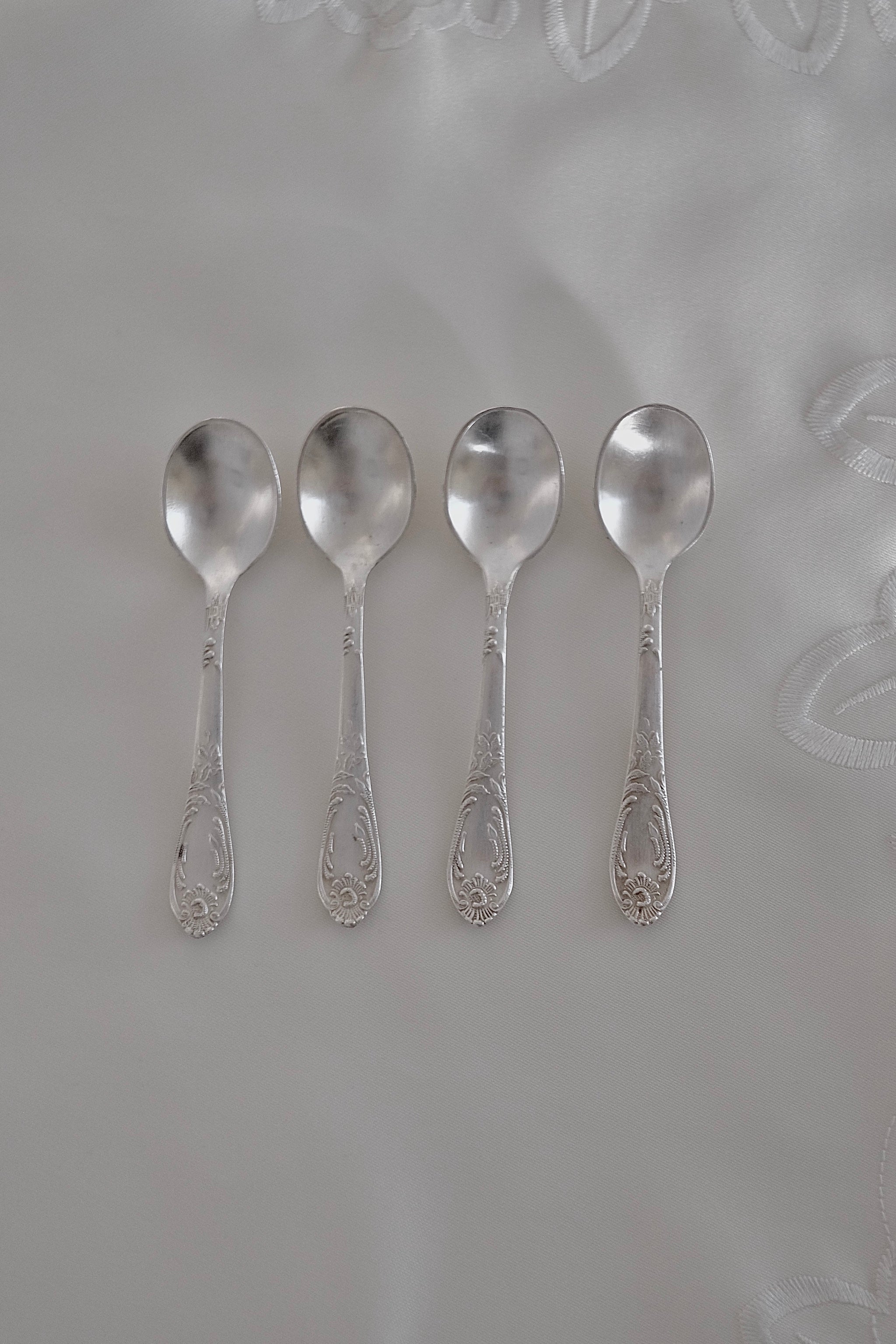 כפיות קפה או תה וינטג׳ סט של 6 כפיות ציפוי כסף עם חריטה דקורטיבית, כפיות קפה או תה עתיקות ויפות ציפוי כסף, חלקי סכום מעוטרות בעיטורי בלט בצורת פרחים,
פריט נדיר לאוהבי קפה בסטייל ופרטי מטבח מיוחדים למי שאוהב כלי וינטג׳ יוקרטים , חלקי סכום מעוטרות בעיטורי בלט בצורת פרחים. פריט נדיר לאוהבי קפה בסטייל ופרטי מטבח מיוחדים למי שאוהב כלי וינטג׳ יוקרטים. כלי הגשה אספנות,כלי מטבח ישנים,כלי בית וינטאג',פריטי וינטאג למטבח,כלי אוכל וינטג',כלי אוכל פורצלן,כלי פורצלן אונליין, חנות כלי בית וינטג' אונליין ,אקססוריז לבית מע