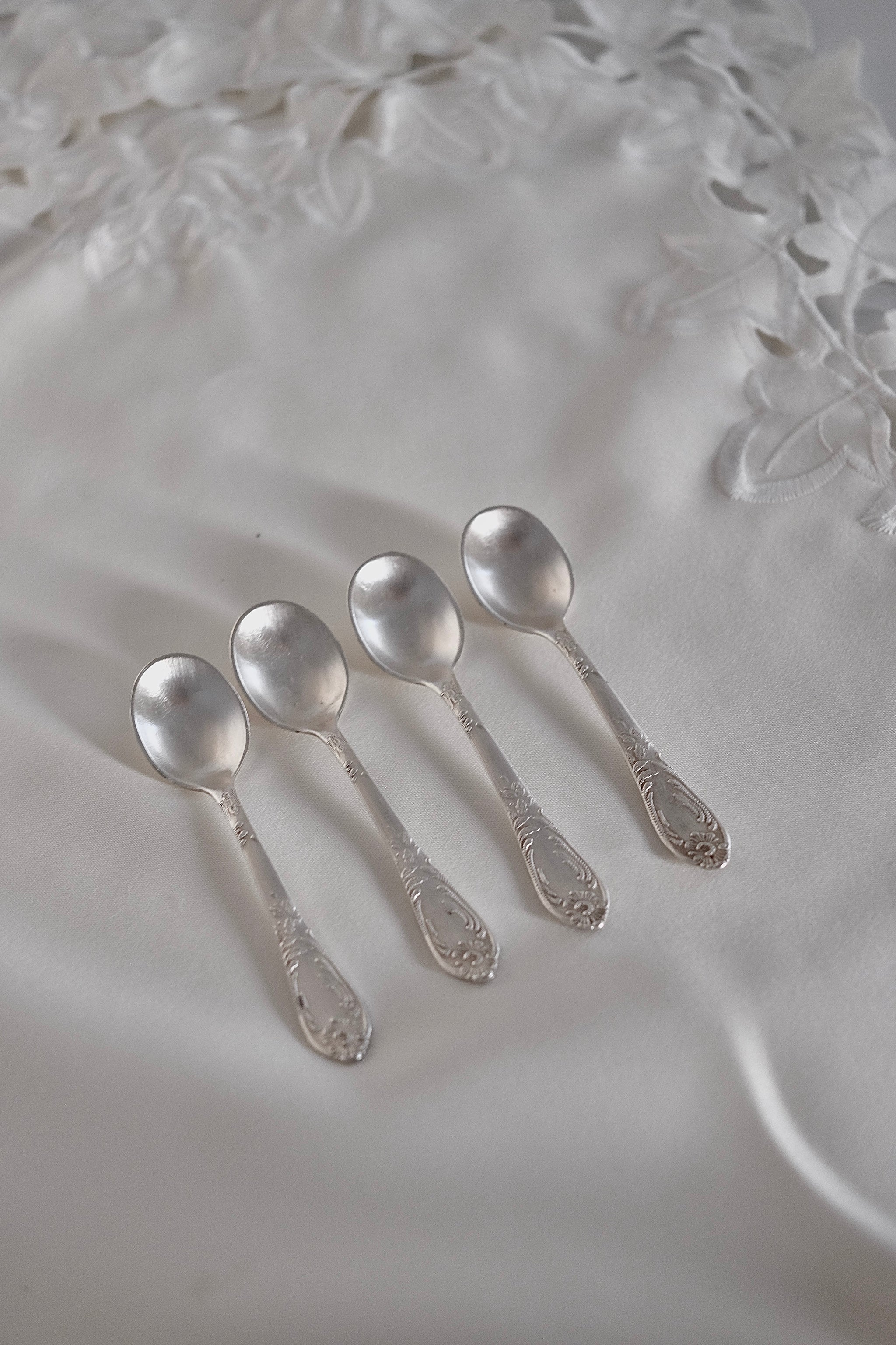 כפיות קפה או תה וינטג׳ סט של 6 כפיות ציפוי כסף עם חריטה דקורטיבית, כפיות קפה או תה עתיקות ויפות ציפוי כסף, חלקי סכום מעוטרות בעיטורי בלט בצורת פרחים,
פריט נדיר לאוהבי קפה בסטייל ופרטי מטבח מיוחדים למי שאוהב כלי וינטג׳ יוקרטים , חלקי סכום מעוטרות בעיטורי בלט בצורת פרחים. פריט נדיר לאוהבי קפה בסטייל ופרטי מטבח מיוחדים למי שאוהב כלי וינטג׳ יוקרטים. כלי הגשה אספנות,כלי מטבח ישנים,כלי בית וינטאג',פריטי וינטאג למטבח,כלי אוכל וינטג',כלי אוכל פורצלן,כלי פורצלן אונליין, חנות כלי בית וינטג' אונליין ,אקססוריז לבית מע