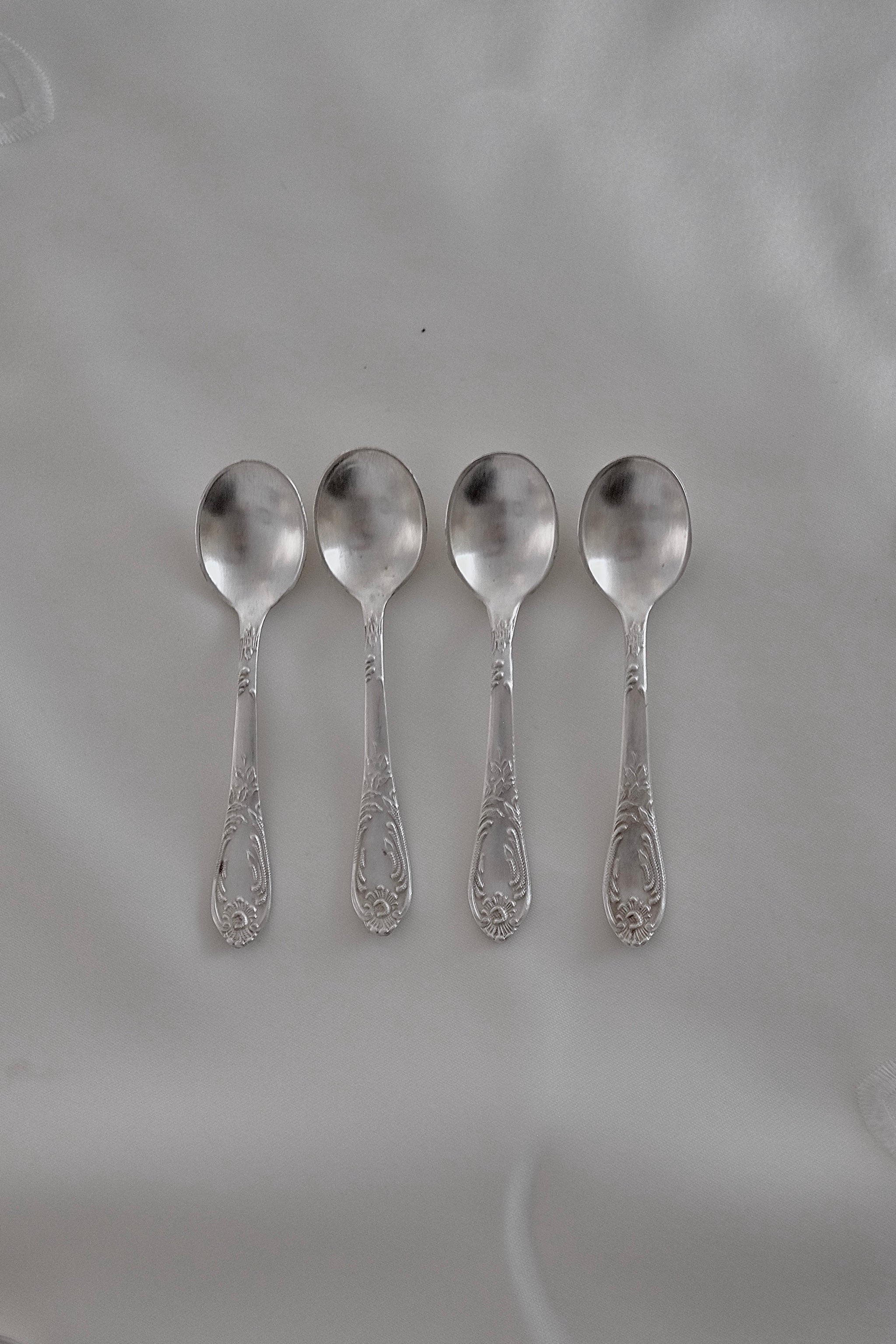 כפיות קפה או תה וינטג׳ סט של 6 כפיות ציפוי כסף עם חריטה דקורטיבית, כפיות קפה או תה עתיקות ויפות ציפוי כסף, חלקי סכום מעוטרות בעיטורי בלט בצורת פרחים,
פריט נדיר לאוהבי קפה בסטייל ופרטי מטבח מיוחדים למי שאוהב כלי וינטג׳ יוקרטים , חלקי סכום מעוטרות בעיטורי בלט בצורת פרחים. פריט נדיר לאוהבי קפה בסטייל ופרטי מטבח מיוחדים למי שאוהב כלי וינטג׳ יוקרטים. כלי הגשה אספנות,כלי מטבח ישנים,כלי בית וינטאג',פריטי וינטאג למטבח,כלי אוכל וינטג',כלי אוכל פורצלן,כלי פורצלן אונליין, חנות כלי בית וינטג' אונליין ,אקססוריז לבית מע