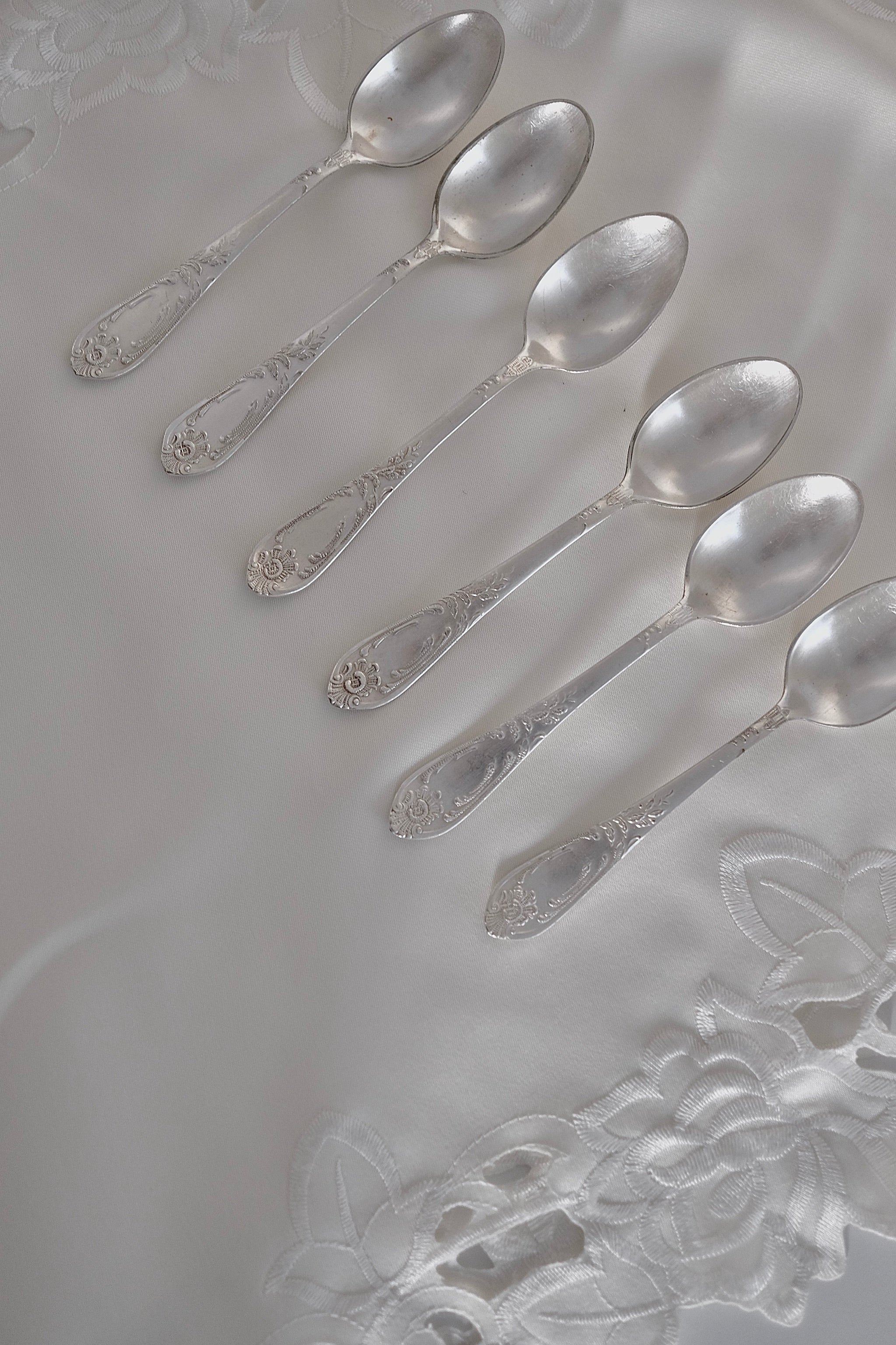 כפיות קפה או תה וינטג׳ סט של 6 כפיות ציפוי כסף עם חריטה דקורטיבית, כפיות קפה או תה עתיקות ויפות ציפוי כסף, חלקי סכום מעוטרות בעיטורי בלט בצורת פרחים,
פריט נדיר לאוהבי קפה בסטייל ופרטי מטבח מיוחדים למי שאוהב כלי וינטג׳ יוקרטים , חלקי סכום מעוטרות בעיטורי בלט בצורת פרחים. פריט נדיר לאוהבי קפה בסטייל ופרטי מטבח מיוחדים למי שאוהב כלי וינטג׳ יוקרטים. כלי הגשה אספנות,כלי מטבח ישנים,כלי בית וינטאג',פריטי וינטאג למטבח,כלי אוכל וינטג',כלי אוכל פורצלן,כלי פורצלן אונליין, חנות כלי בית וינטג' אונליין ,אקססוריז לבית מע