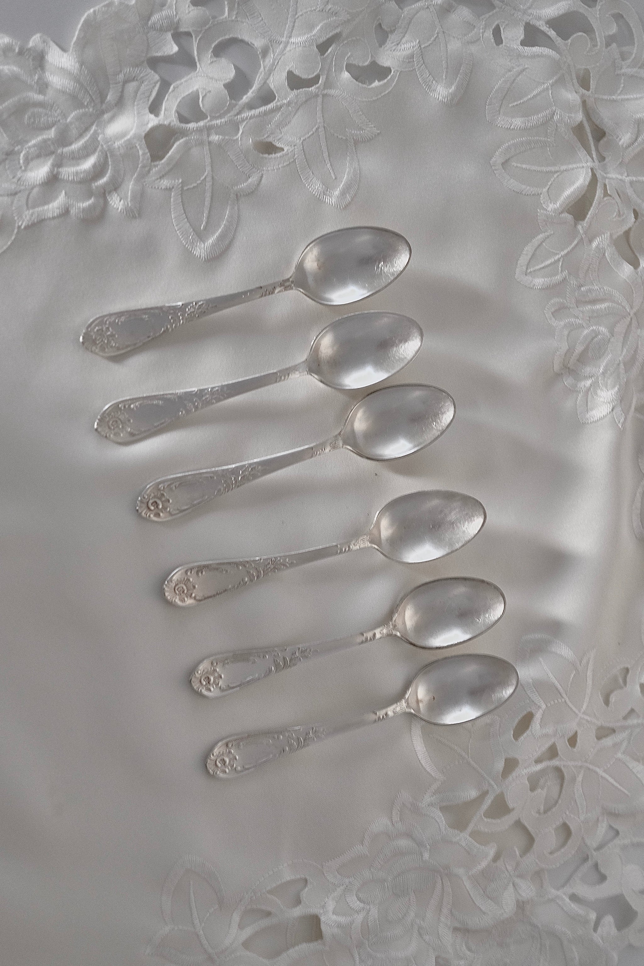 כפיות קפה או תה וינטג׳ סט של 6 כפיות ציפוי כסף עם חריטה דקורטיבית, כפיות קפה או תה עתיקות ויפות ציפוי כסף, חלקי סכום מעוטרות בעיטורי בלט בצורת פרחים,
פריט נדיר לאוהבי קפה בסטייל ופרטי מטבח מיוחדים למי שאוהב כלי וינטג׳ יוקרטים , חלקי סכום מעוטרות בעיטורי בלט בצורת פרחים. פריט נדיר לאוהבי קפה בסטייל ופרטי מטבח מיוחדים למי שאוהב כלי וינטג׳ יוקרטים. כלי הגשה אספנות,כלי מטבח ישנים,כלי בית וינטאג',פריטי וינטאג למטבח,כלי אוכל וינטג',כלי אוכל פורצלן,כלי פורצלן אונליין, חנות כלי בית וינטג' אונליין ,אקססוריז לבית מע