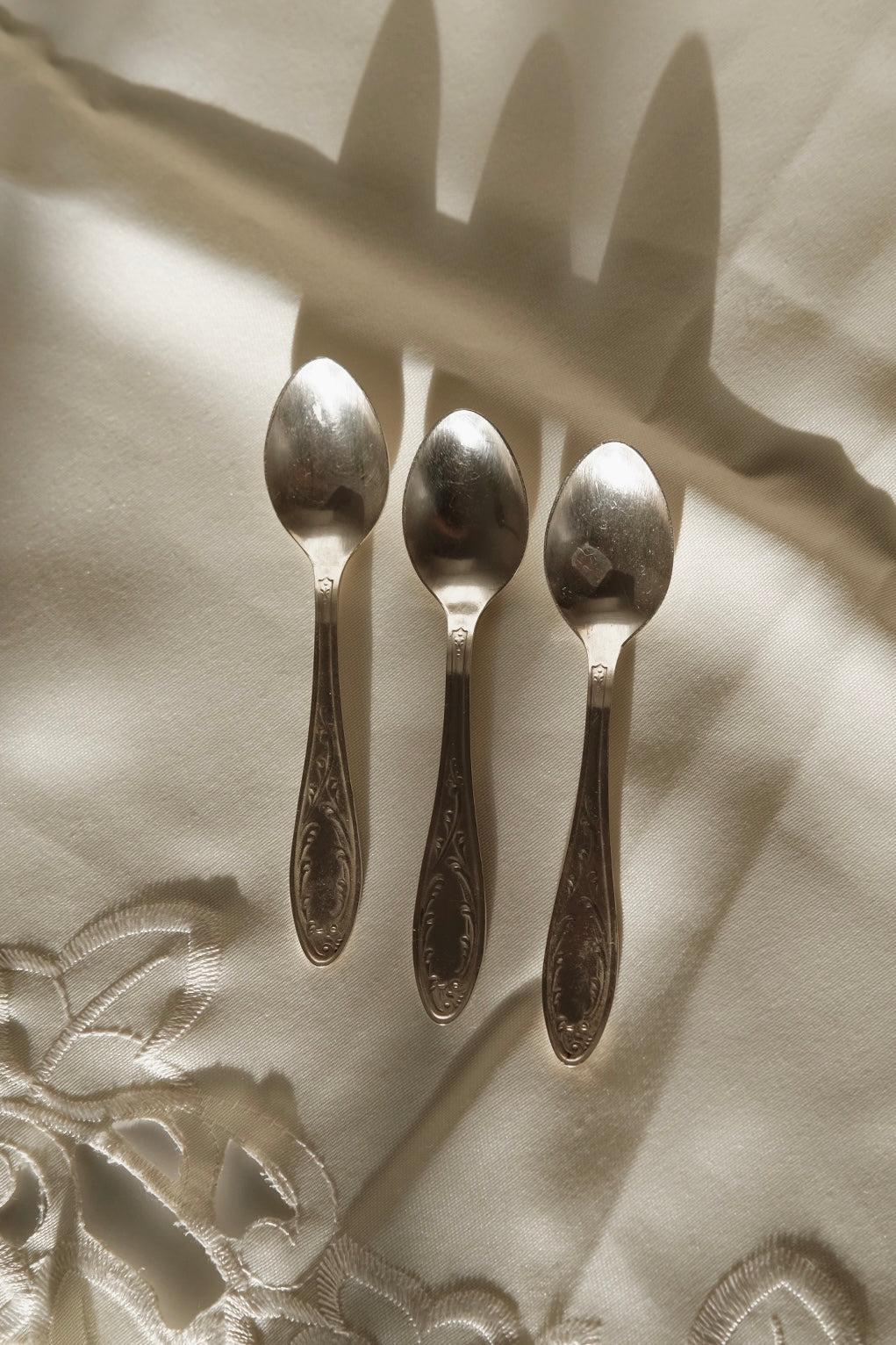 סט כפיות קפה אספרסו וינטג׳ חלקי סכום עתיק מתכת ציפוי כסף 3 כפיות אספרסו קטנות, כפיות קפה אספרסו וינטג׳ מיוחדות מתוך חלקי סט סכו"ם סוביטי רוסי ישן עשוי מתכת מצופה כסף, חתום פריט נדיר לאוהבי קפה בסטייל ופרטי מטבח מיוחדים, כלי בית וינטאג׳,פרטי נוי מיוחדים,אקססוריז לעיצוב בית,אקססוריז לבית אונליין,אקססוריז לבית יוקרתי,דברים יפים לבית,פריטי וינטאג למטבח,כלי בית וינטג׳,עיצוב בית יוקרתי,חנות עיצוב לבית,כלי בית מיוחדים ומעוצבים,אקססוריז יפים ומיוחדים לבית,עיצוב לבית מושלם עם סטייל,מוצרי הום סטיילינג וינטג׳,מבחר מוצ