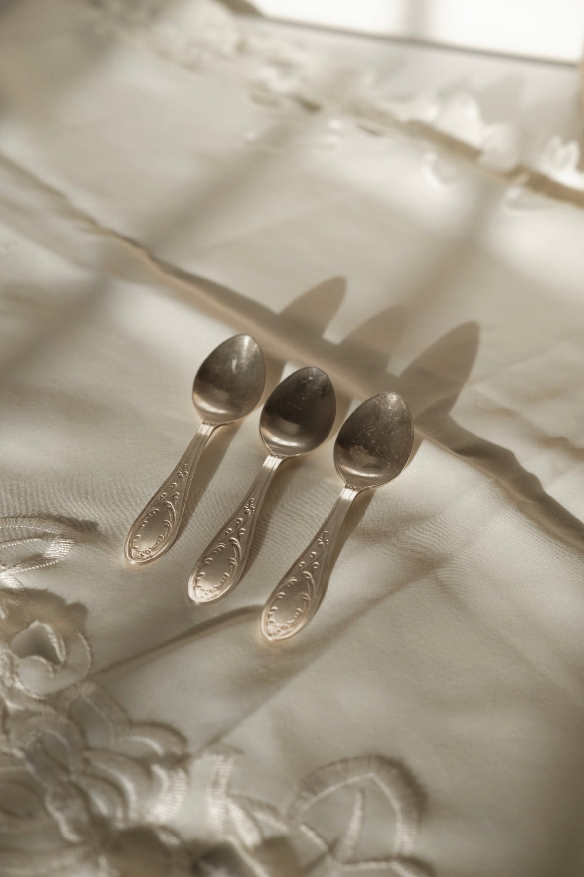 סט כפיות קפה אספרסו וינטג׳ חלקי סכום עתיק מתכת ציפוי כסף 3 כפיות אספרסו קטנות, כפיות קפה אספרסו וינטג׳ מיוחדות מתוך חלקי סט סכו"ם סוביטי רוסי ישן עשוי מתכת מצופה כסף, חתום פריט נדיר לאוהבי קפה בסטייל ופרטי מטבח מיוחדים, כלי בית וינטאג׳,פרטי נוי מיוחדים,אקססוריז לעיצוב בית,אקססוריז לבית אונליין,אקססוריז לבית יוקרתי,דברים יפים לבית,פריטי וינטאג למטבח,כלי בית וינטג׳,עיצוב בית יוקרתי,חנות עיצוב לבית,כלי בית מיוחדים ומעוצבים,אקססוריז יפים ומיוחדים לבית,עיצוב לבית מושלם עם סטייל,מוצרי הום סטיילינג וינטג׳,מבחר מוצ