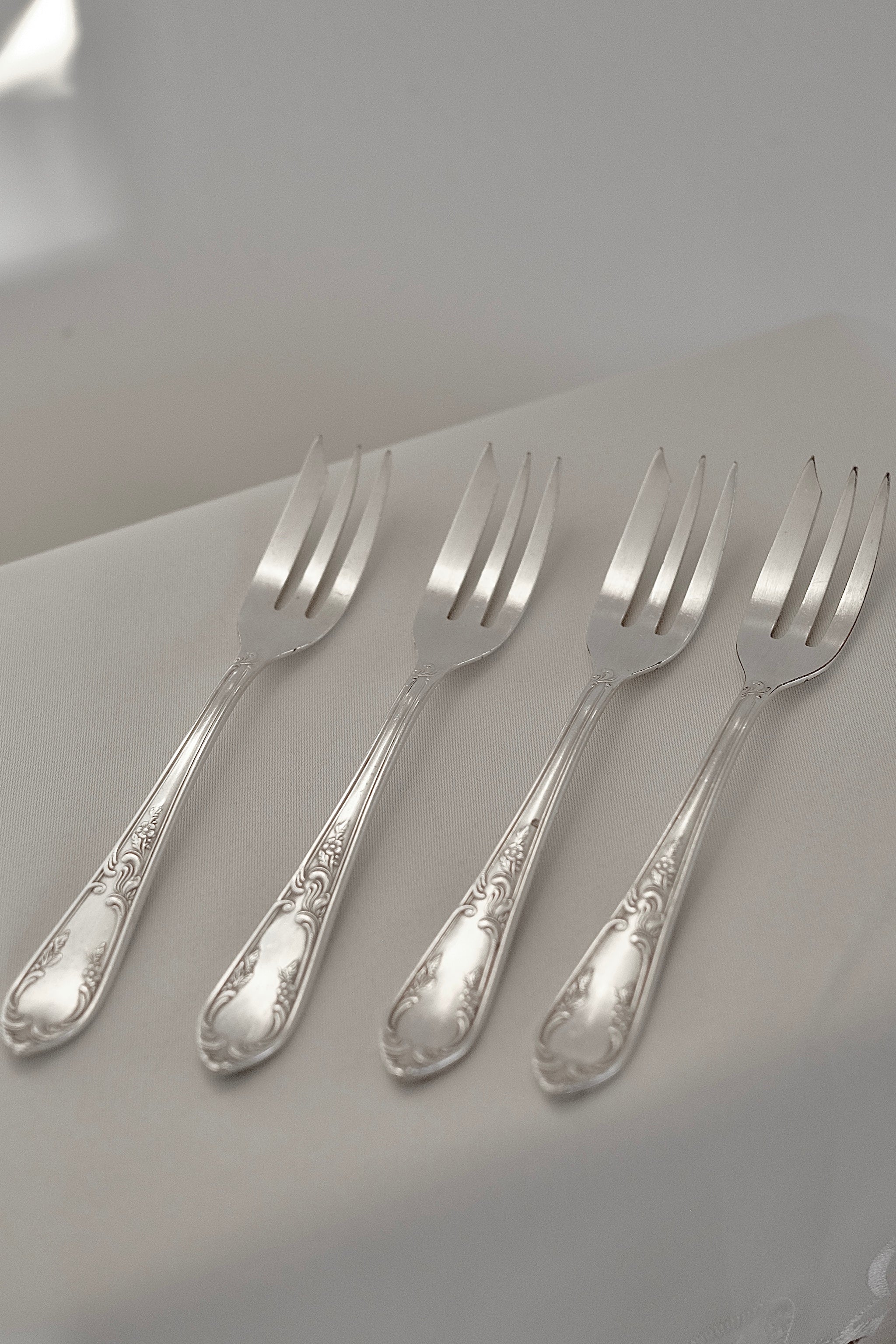 מזלגות וינטג׳ הגשה למזטים סט 4 חלקים חרוטים בעיטורי חריטה ציפוי כסף, מזלגות עתיקות ציפוי כסף, חתום 100, יוקרתיות תוצרת גרמניה, סט מזלגות מושלם להגשת קינוח ועיצוב שולחן חג,חנוכייה בעיצוב מרשים ומיוחד למתנה המושלמת לחג החנוכה,וינטג' יוקרה דגל כיסוי שולחן לחג.חנות עתיקות,עתיקות למכירה,מכירת עתיקות,מכירת עתיקות באינטרנט,חנות עתיקות אונליין,אספני עתיקות,אספן עתיקות,גלריה לעתיקות,כלי בית עתיקים,כלי נחושת עתיקים,כלי קריסטל עתיקים,מראות עתיקות,חנוכיות עתיקות,כדים עתיקים למכירה, מושלמת לעיצוב בית ופריט נוי דקורטיבי