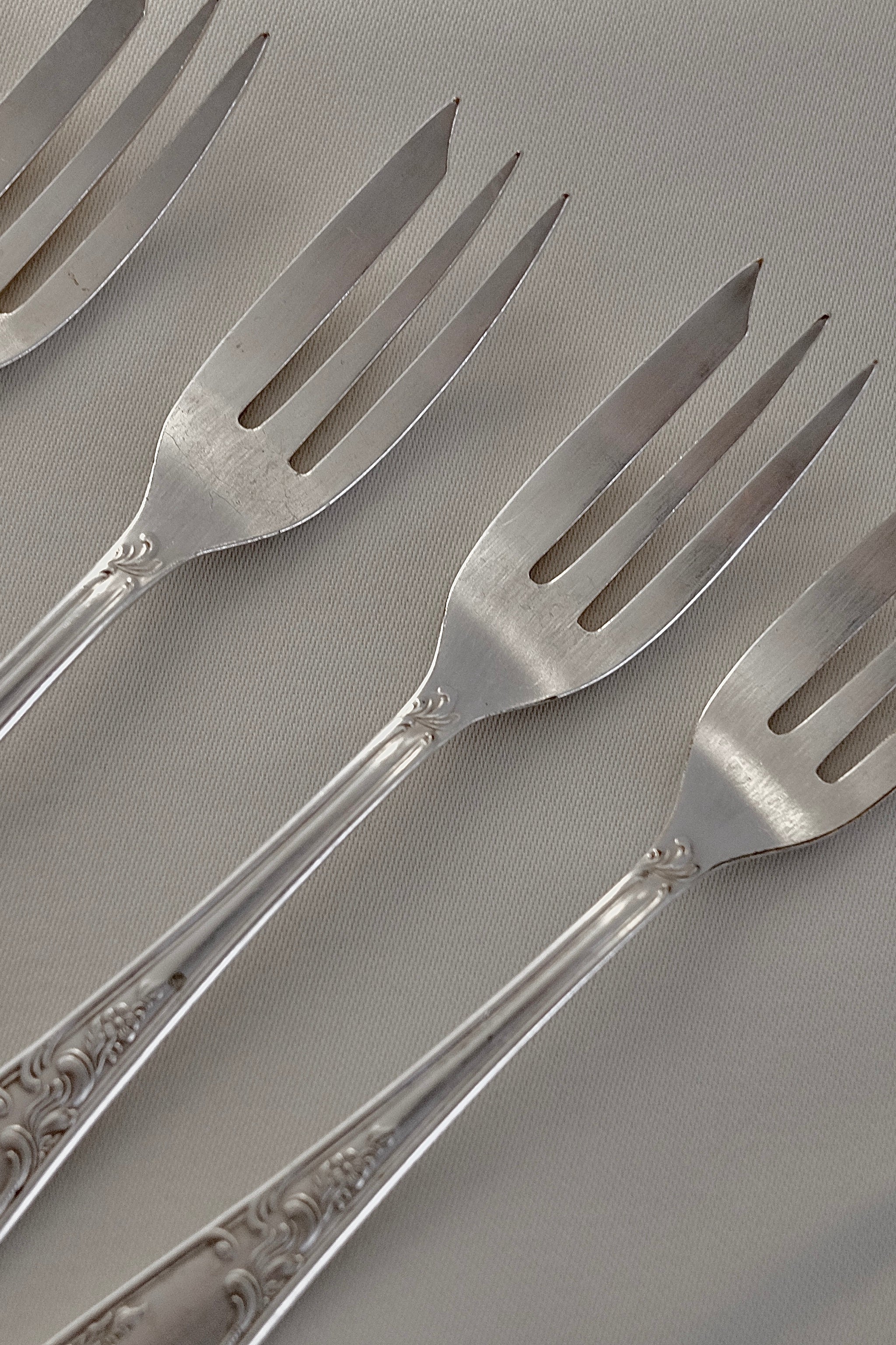 מזלגות וינטג׳ הגשה למזטים סט 4 חלקים חרוטים בעיטורי חריטה ציפוי כסף, מזלגות עתיקות ציפוי כסף, חתום 100, יוקרתיות תוצרת גרמניה, סט מזלגות מושלם להגשת קינוח ועיצוב שולחן חג,חנוכייה בעיצוב מרשים ומיוחד למתנה המושלמת לחג החנוכה,וינטג' יוקרה דגל כיסוי שולחן לחג.חנות עתיקות,עתיקות למכירה,מכירת עתיקות,מכירת עתיקות באינטרנט,חנות עתיקות אונליין,אספני עתיקות,אספן עתיקות,גלריה לעתיקות,כלי בית עתיקים,כלי נחושת עתיקים,כלי קריסטל עתיקים,מראות עתיקות,חנוכיות עתיקות,כדים עתיקים למכירה, מושלמת לעיצוב בית ופריט נוי דקורטיבי