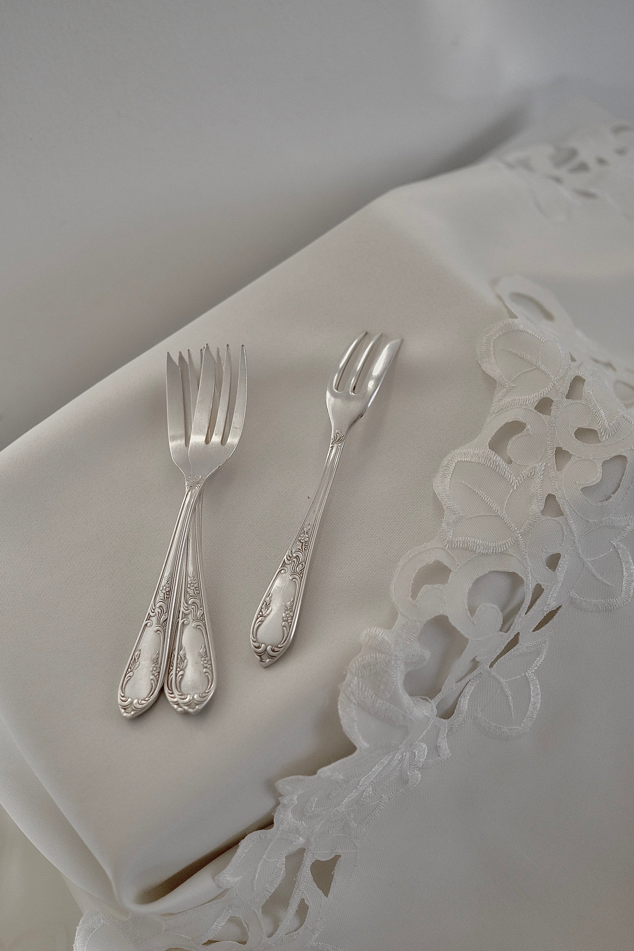 מזלגות וינטג׳ הגשה למזטים סט 4 חלקים חרוטים בעיטורי חריטה ציפוי כסף, מזלגות עתיקות ציפוי כסף, חתום 100, יוקרתיות תוצרת גרמניה, סט מזלגות מושלם להגשת קינוח ועיצוב שולחן חג,חנוכייה בעיצוב מרשים ומיוחד למתנה המושלמת לחג החנוכה,וינטג' יוקרה דגל כיסוי שולחן לחג.חנות עתיקות,עתיקות למכירה,מכירת עתיקות,מכירת עתיקות באינטרנט,חנות עתיקות אונליין,אספני עתיקות,אספן עתיקות,גלריה לעתיקות,כלי בית עתיקים,כלי נחושת עתיקים,כלי קריסטל עתיקים,מראות עתיקות,חנוכיות עתיקות,כדים עתיקים למכירה, מושלמת לעיצוב בית ופריט נוי דקורטיבי