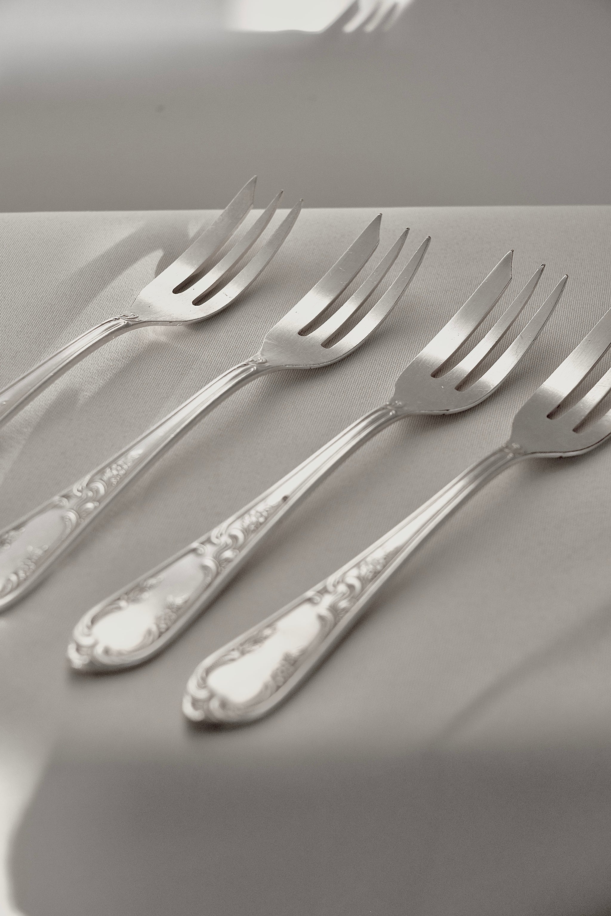 מזלגות וינטג׳ הגשה למזטים סט 4 חלקים חרוטים בעיטורי חריטה ציפוי כסף, מזלגות עתיקות ציפוי כסף, חתום 100, יוקרתיות תוצרת גרמניה, סט מזלגות מושלם להגשת קינוח ועיצוב שולחן חג,חנוכייה בעיצוב מרשים ומיוחד למתנה המושלמת לחג החנוכה,וינטג' יוקרה דגל כיסוי שולחן לחג.חנות עתיקות,עתיקות למכירה,מכירת עתיקות,מכירת עתיקות באינטרנט,חנות עתיקות אונליין,אספני עתיקות,אספן עתיקות,גלריה לעתיקות,כלי בית עתיקים,כלי נחושת עתיקים,כלי קריסטל עתיקים,מראות עתיקות,חנוכיות עתיקות,כדים עתיקים למכירה, מושלמת לעיצוב בית ופריט נוי דקורטיבי