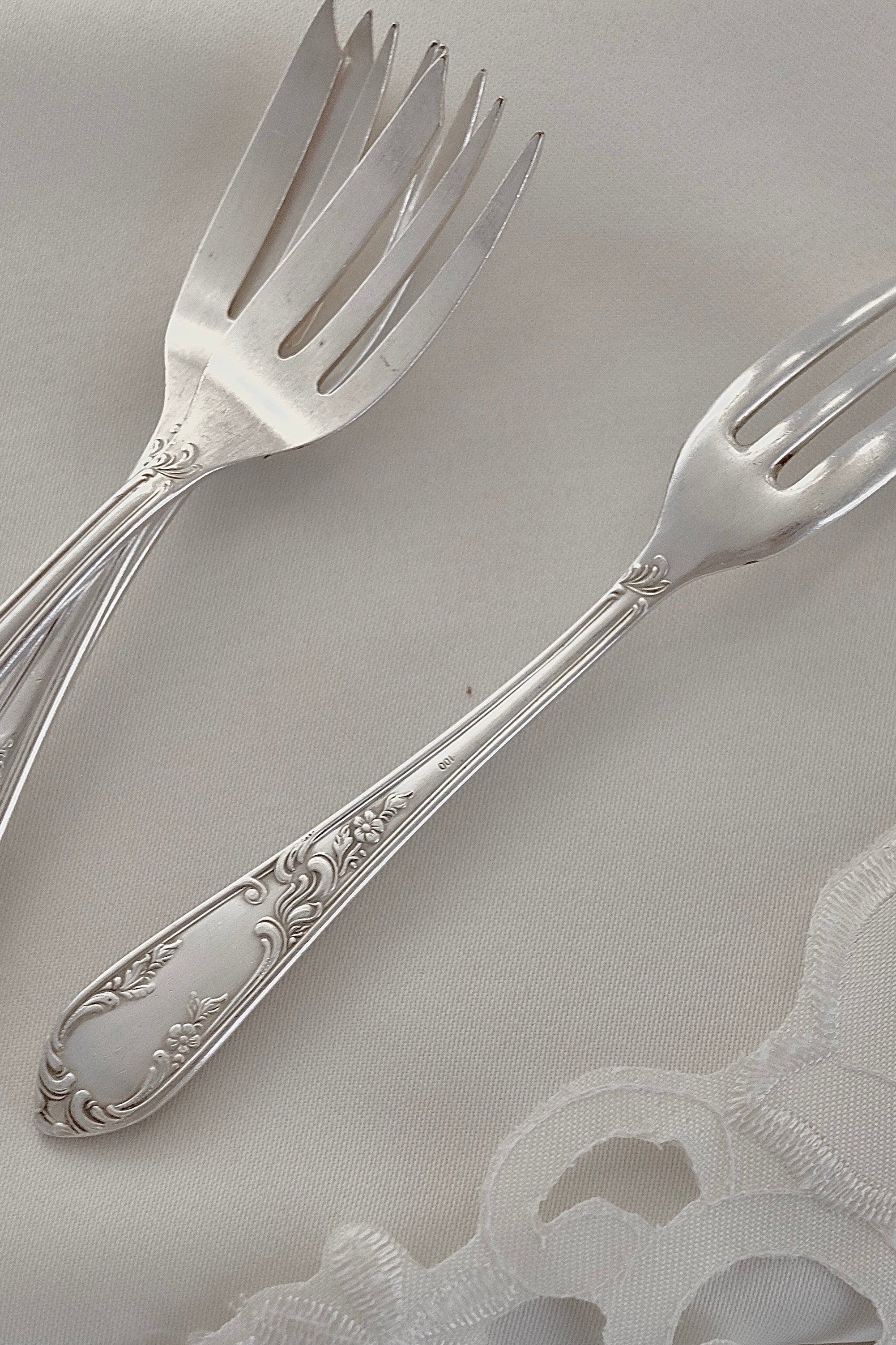 מזלגות וינטג׳ הגשה למזטים סט 4 חלקים חרוטים בעיטורי חריטה ציפוי כסף, מזלגות עתיקות ציפוי כסף, חתום 100, יוקרתיות תוצרת גרמניה, סט מזלגות מושלם להגשת קינוח ועיצוב שולחן חג,חנוכייה בעיצוב מרשים ומיוחד למתנה המושלמת לחג החנוכה,וינטג' יוקרה דגל כיסוי שולחן לחג.חנות עתיקות,עתיקות למכירה,מכירת עתיקות,מכירת עתיקות באינטרנט,חנות עתיקות אונליין,אספני עתיקות,אספן עתיקות,גלריה לעתיקות,כלי בית עתיקים,כלי נחושת עתיקים,כלי קריסטל עתיקים,מראות עתיקות,חנוכיות עתיקות,כדים עתיקים למכירה, מושלמת לעיצוב בית ופריט נוי דקורטיבי