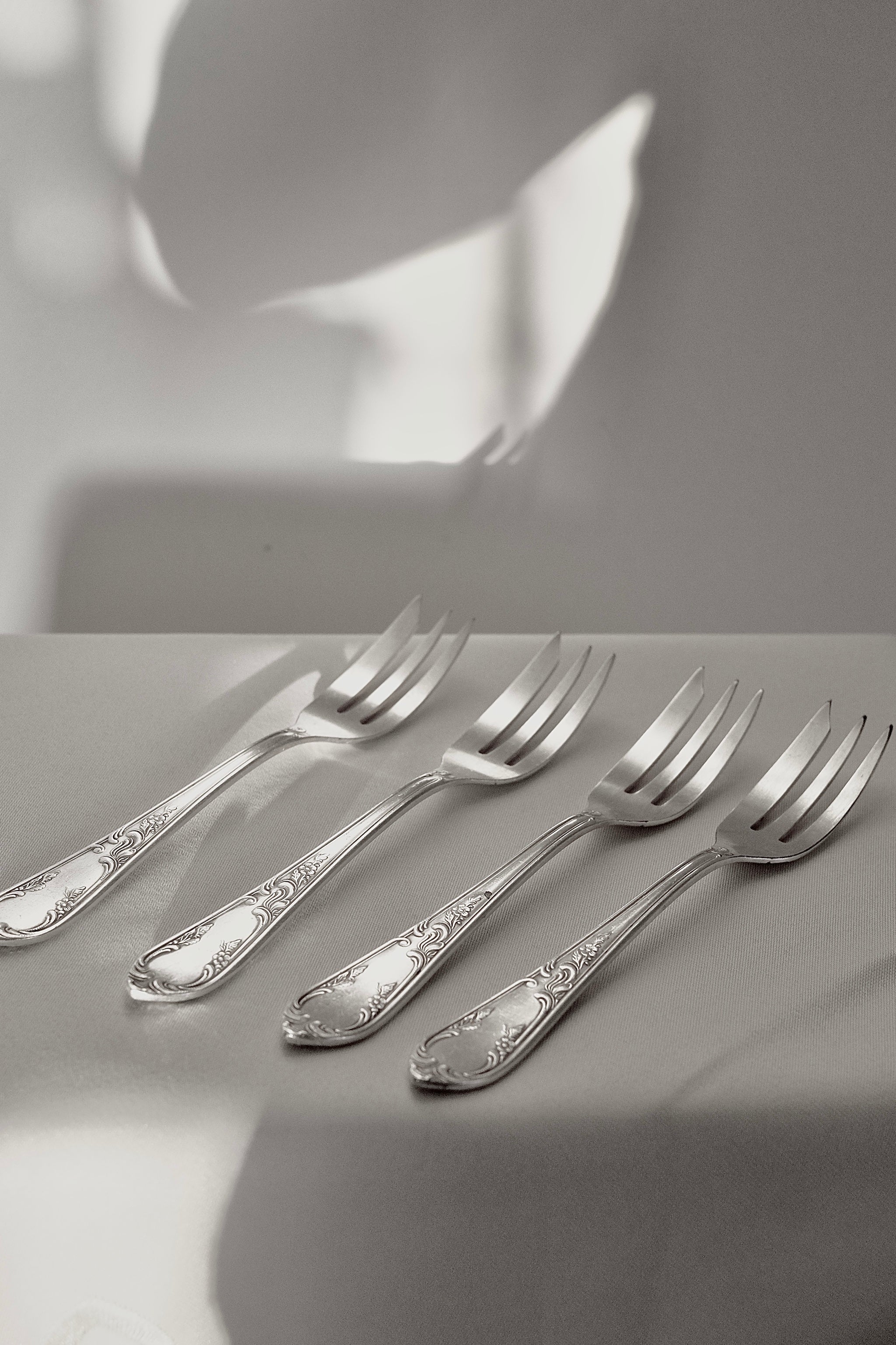 מזלגות וינטג׳ הגשה למזטים סט 4 חלקים חרוטים בעיטורי חריטה ציפוי כסף, מזלגות עתיקות ציפוי כסף, חתום 100, יוקרתיות תוצרת גרמניה, סט מזלגות מושלם להגשת קינוח ועיצוב שולחן חג,חנוכייה בעיצוב מרשים ומיוחד למתנה המושלמת לחג החנוכה,וינטג' יוקרה דגל כיסוי שולחן לחג.חנות עתיקות,עתיקות למכירה,מכירת עתיקות,מכירת עתיקות באינטרנט,חנות עתיקות אונליין,אספני עתיקות,אספן עתיקות,גלריה לעתיקות,כלי בית עתיקים,כלי נחושת עתיקים,כלי קריסטל עתיקים,מראות עתיקות,חנוכיות עתיקות,כדים עתיקים למכירה, מושלמת לעיצוב בית ופריט נוי דקורטיבי