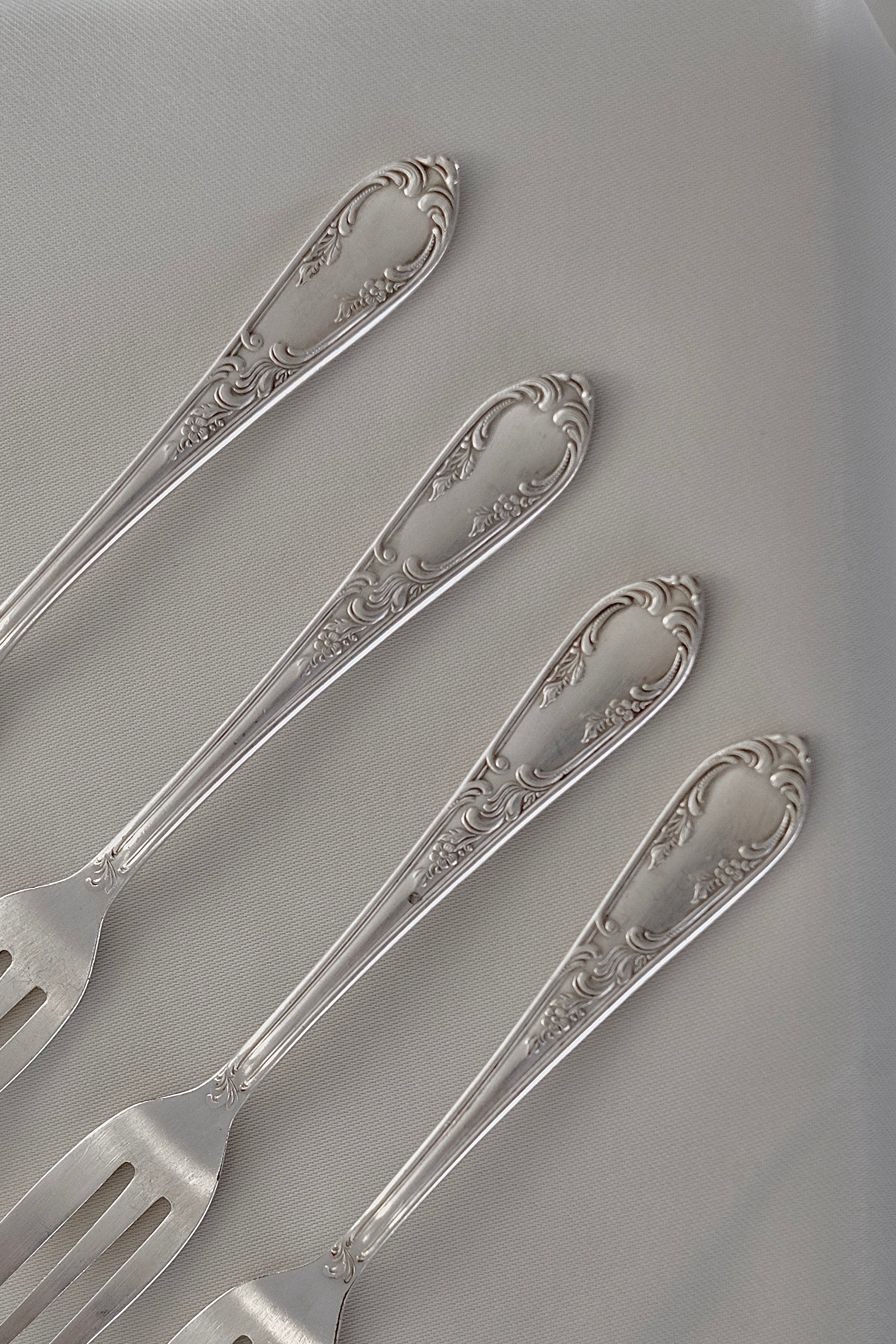 מזלגות וינטג׳ הגשה למזטים סט 4 חלקים חרוטים בעיטורי חריטה ציפוי כסף, מזלגות עתיקות ציפוי כסף, חתום 100, יוקרתיות תוצרת גרמניה, סט מזלגות מושלם להגשת קינוח ועיצוב שולחן חג,חנוכייה בעיצוב מרשים ומיוחד למתנה המושלמת לחג החנוכה,וינטג' יוקרה דגל כיסוי שולחן לחג.חנות עתיקות,עתיקות למכירה,מכירת עתיקות,מכירת עתיקות באינטרנט,חנות עתיקות אונליין,אספני עתיקות,אספן עתיקות,גלריה לעתיקות,כלי בית עתיקים,כלי נחושת עתיקים,כלי קריסטל עתיקים,מראות עתיקות,חנוכיות עתיקות,כדים עתיקים למכירה, מושלמת לעיצוב בית ופריט נוי דקורטיבי