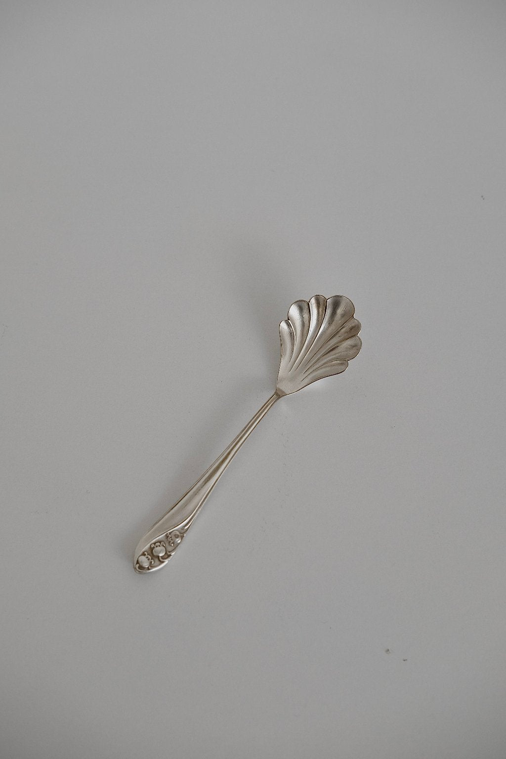 כפית הגשה וינטג' בצורת צדף מתכת מצופה כסף, סכום ישן ישראלי ציפוי כסף חתום מתאחים 100 מתנות קטנות לראש השנה,מתנות לשבועות,רעיונות למתנות לחג,מתנות לראש השנה מקוריות,מתנות מקוריות לחג,מתנות יצירתיות,חנויות וינטאג לבית,וינטג' ישראלי,כלי בית עתיקים,אספנות ווינטאג