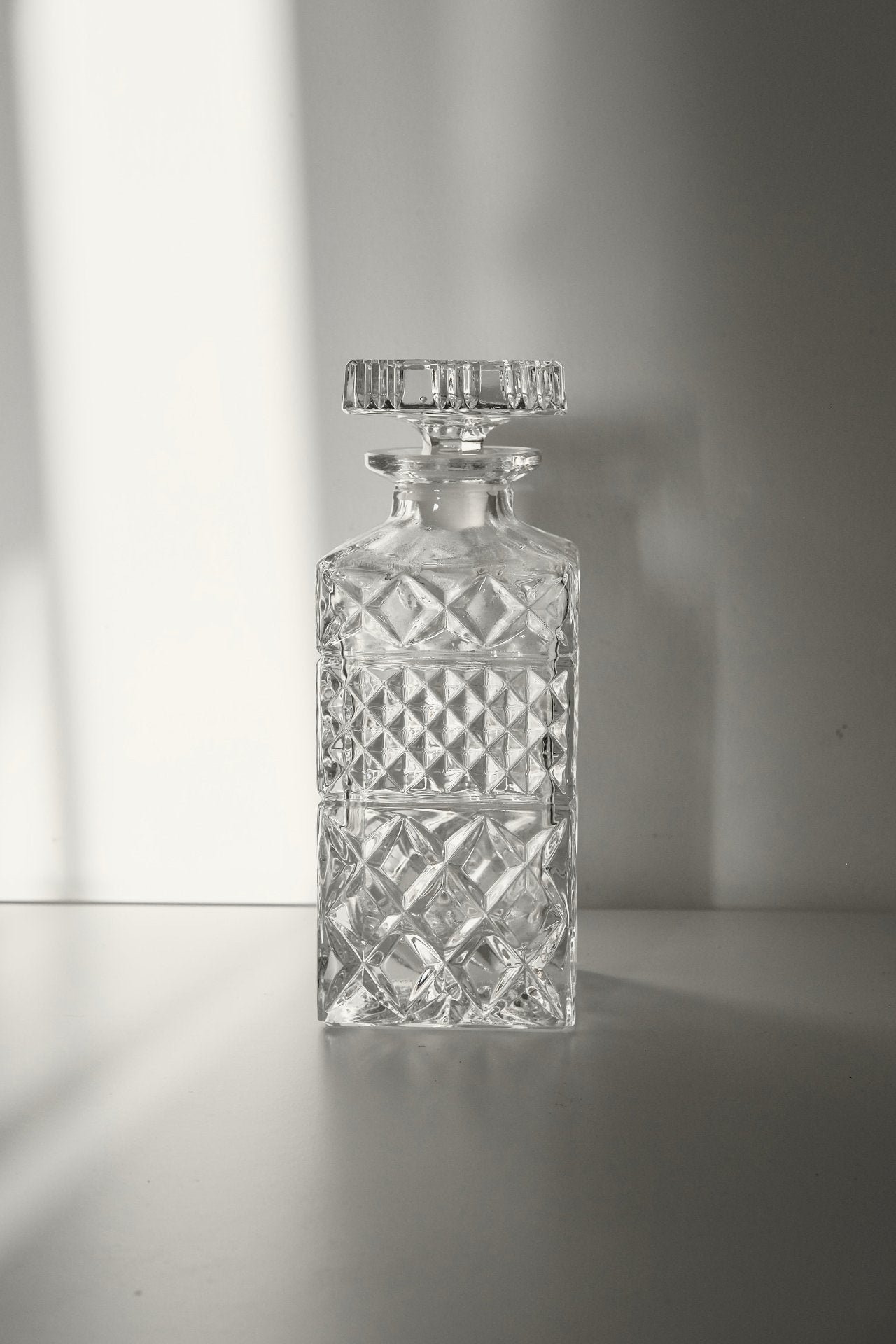 דקנטר לוויסקי עם פקק וינטג׳ קריסטל צ'כי בוהמיה מעוטרת ליטוש בעבודת יד, דקנטר וויסקי קריסטל צ'כי בוהמיה עבודת יד, דקנטר מיוחד וישן הינו פריט אספנות נדיר ואלגנטי, מושלמת לעיצוב שולחן אירוח והגשת וויסקי,פריט נדיר לאוהבי קפה בסטייל ופרטי מטבח מיוחדים, כלי בית וינטאג׳,פרטי נוי מיוחדים,אקססוריז לעיצוב בית,אקססוריז לבית אונליין,אקססוריז לבית יוקרתי,דברים יפים לבית,פריטי וינטאג למטבח,כלי בית וינטג׳,עיצוב בית יוקרתי,חנות עיצוב לבית,כלי בית מיוחדים ומעוצבים,אקססוריז יפים ומיוחדים לבית,עיצוב לבית מושלם עם סטייל,מוצרי