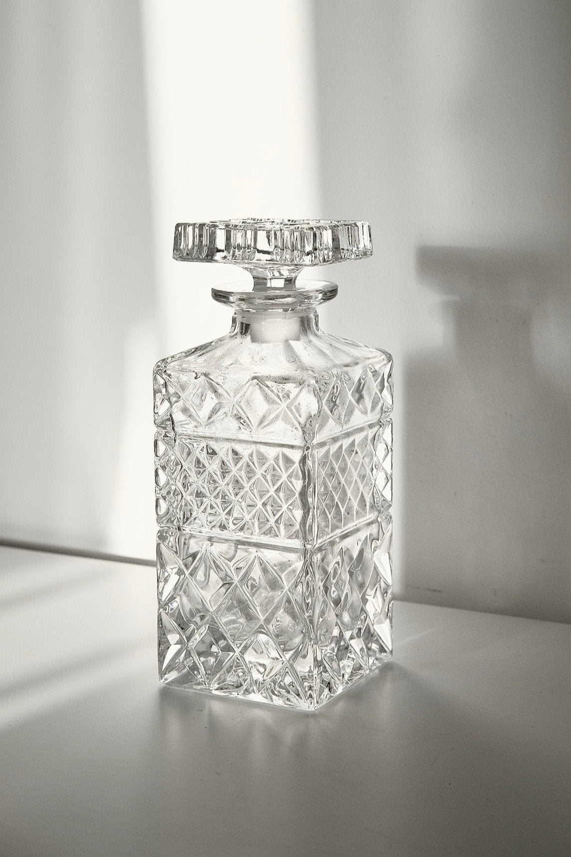 דקנטר לוויסקי עם פקק וינטג׳ קריסטל צ'כי בוהמיה מעוטרת ליטוש בעבודת יד, דקנטר וויסקי קריסטל צ'כי בוהמיה עבודת יד, דקנטר מיוחד וישן הינו פריט אספנות נדיר ואלגנטי, מושלמת לעיצוב שולחן אירוח והגשת וויסקי,פריט נדיר לאוהבי קפה בסטייל ופרטי מטבח מיוחדים, כלי בית וינטאג׳,פרטי נוי מיוחדים,אקססוריז לעיצוב בית,אקססוריז לבית אונליין,אקססוריז לבית יוקרתי,דברים יפים לבית,פריטי וינטאג למטבח,כלי בית וינטג׳,עיצוב בית יוקרתי,חנות עיצוב לבית,כלי בית מיוחדים ומעוצבים,אקססוריז יפים ומיוחדים לבית,עיצוב לבית מושלם עם סטייל,מוצרי