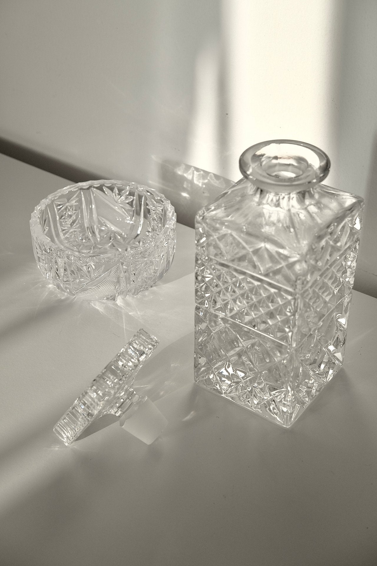 דקנטר לוויסקי עם פקק וינטג׳ קריסטל צ'כי בוהמיה מעוטרת ליטוש בעבודת יד, דקנטר וויסקי קריסטל צ'כי בוהמיה עבודת יד, דקנטר מיוחד וישן הינו פריט אספנות נדיר ואלגנטי, מושלמת לעיצוב שולחן אירוח והגשת וויסקי,פריט נדיר לאוהבי קפה בסטייל ופרטי מטבח מיוחדים, כלי בית וינטאג׳,פרטי נוי מיוחדים,אקססוריז לעיצוב בית,אקססוריז לבית אונליין,אקססוריז לבית יוקרתי,דברים יפים לבית,פריטי וינטאג למטבח,כלי בית וינטג׳,עיצוב בית יוקרתי,חנות עיצוב לבית,כלי בית מיוחדים ומעוצבים,אקססוריז יפים ומיוחדים לבית,עיצוב לבית מושלם עם סטייל,מוצרי